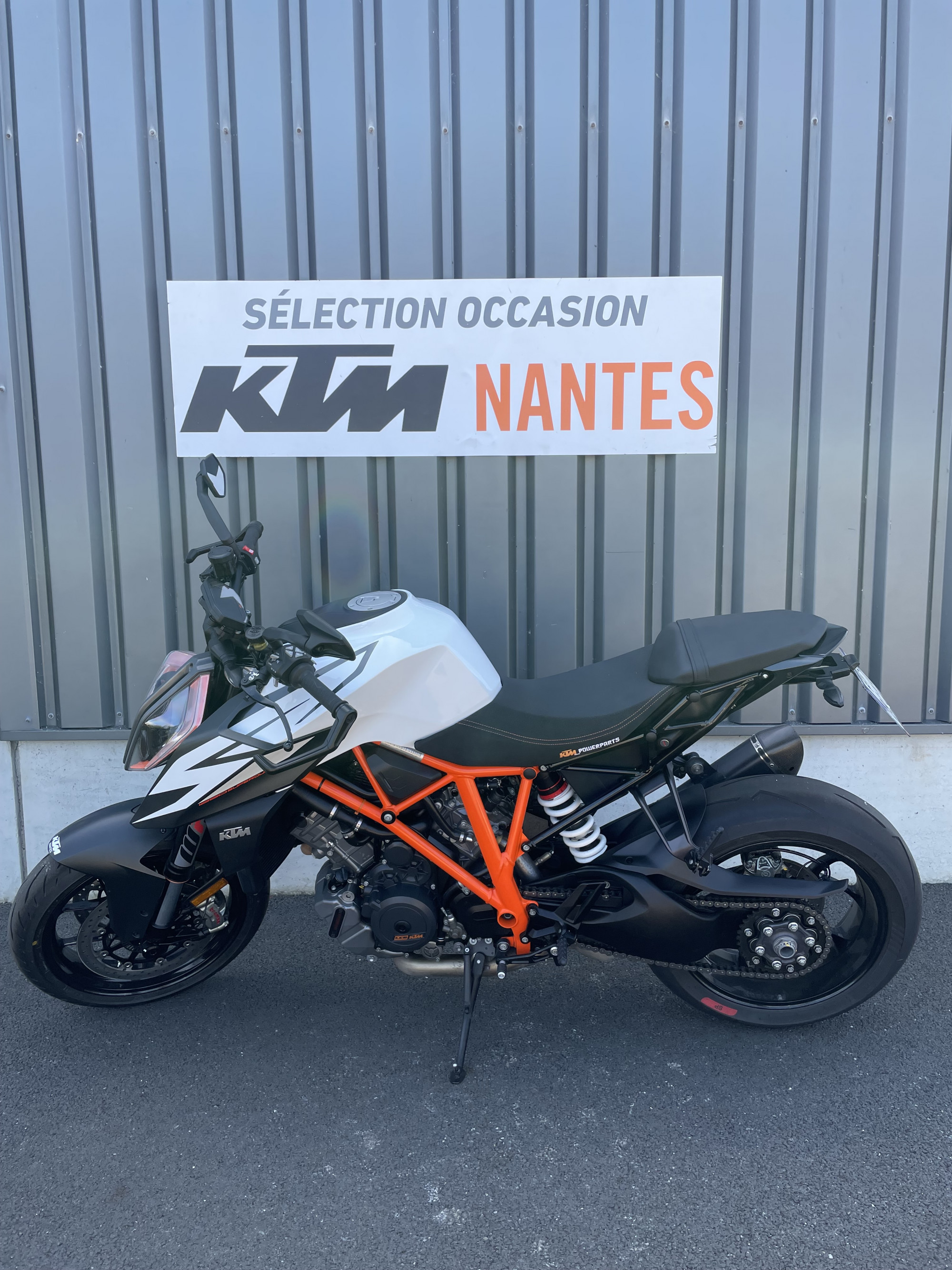 photo de KTM KTM 1290 SUPERDUKE R 1301 occasion de couleur  en vente   Orvault