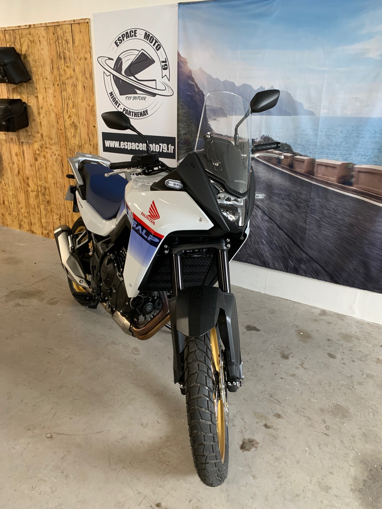 photo de HONDA XL TRANSALP 750 occasion de couleur  en vente à Niort n°1