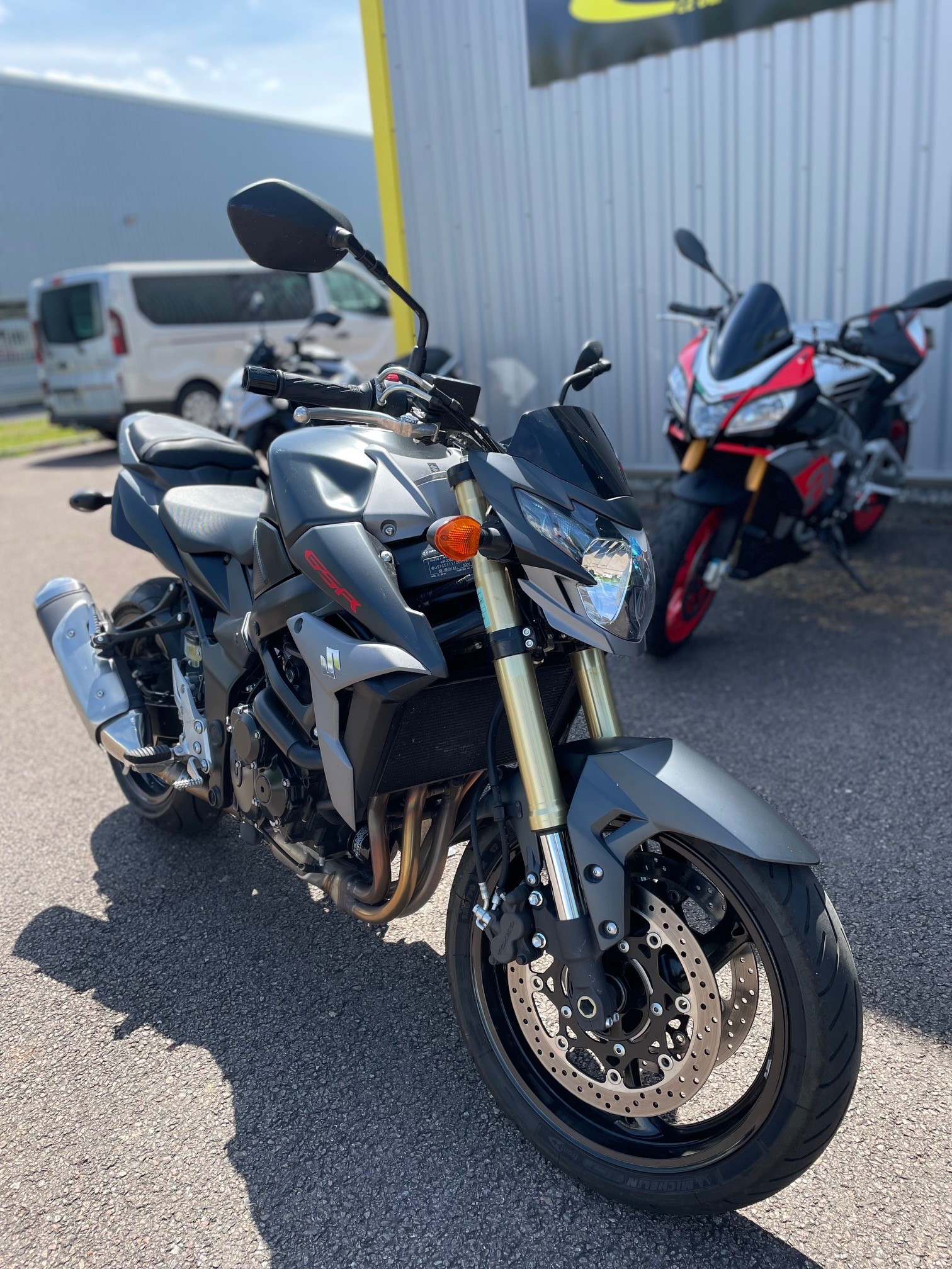 photo de SUZUKI GSR 750 occasion de couleur  en vente   Varennes Vauzelles