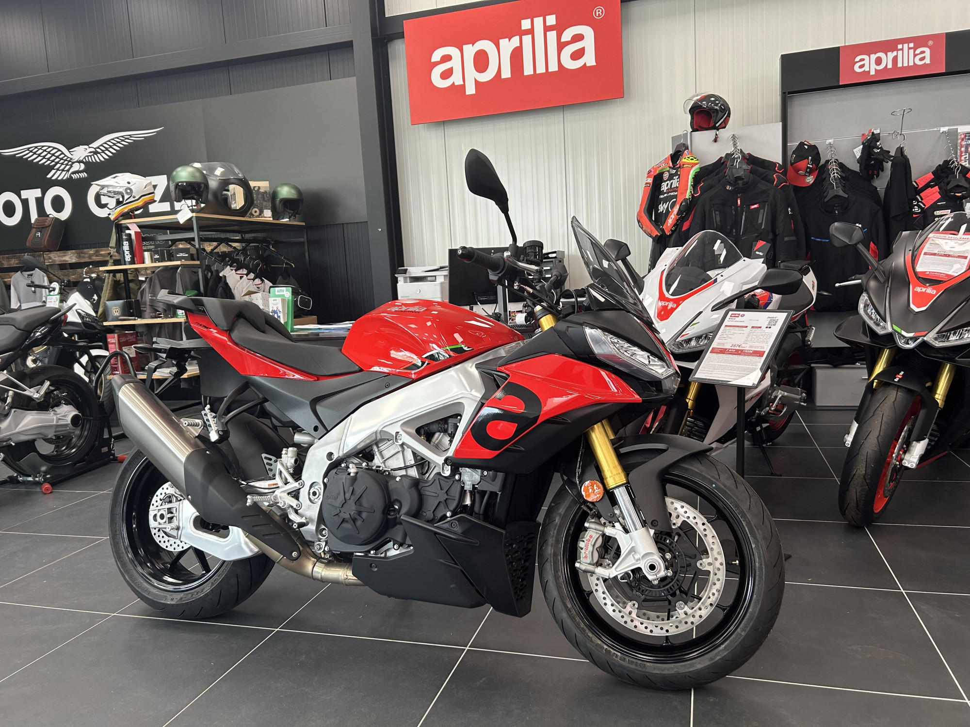 photo de APRILIA TUONO 1100 V4 1100 occasion de couleur  en vente   Chalon Sur Saone