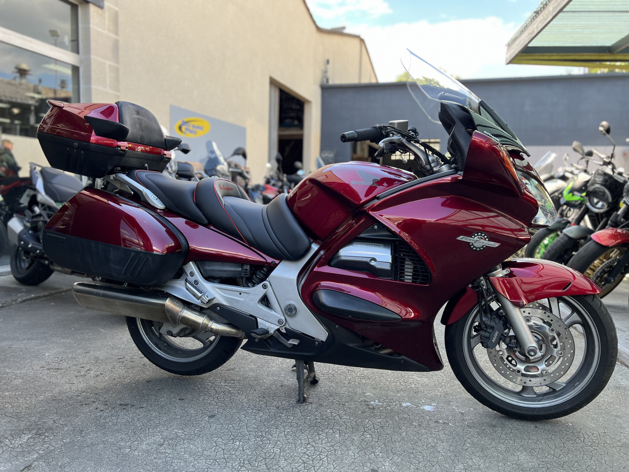 photo de HONDA ST 1300 PAN EUROPEAN 1300 occasion de couleur  en vente à Libourne n°1