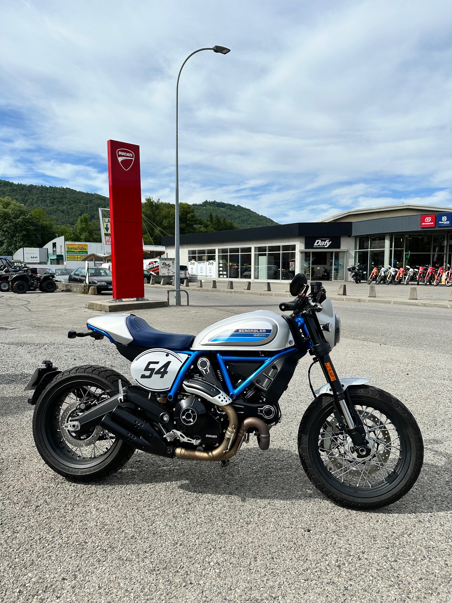 photo de DUCATI DUCATI SCRAMBLER 800 CAFE RACER  800 occasion de couleur  en vente à Gap n°3