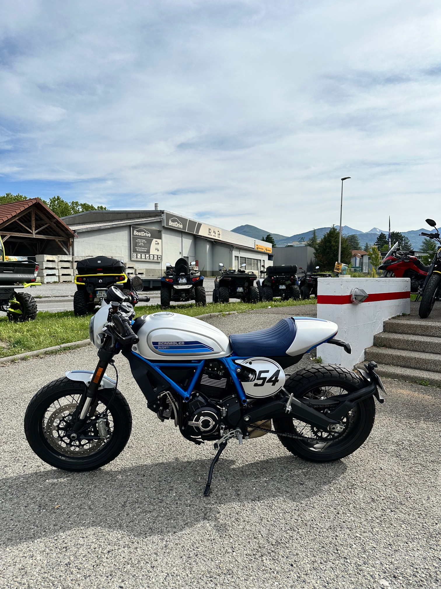 photo de DUCATI DUCATI SCRAMBLER 800 CAFE RACER  800 occasion de couleur  en vente à Gap n°2