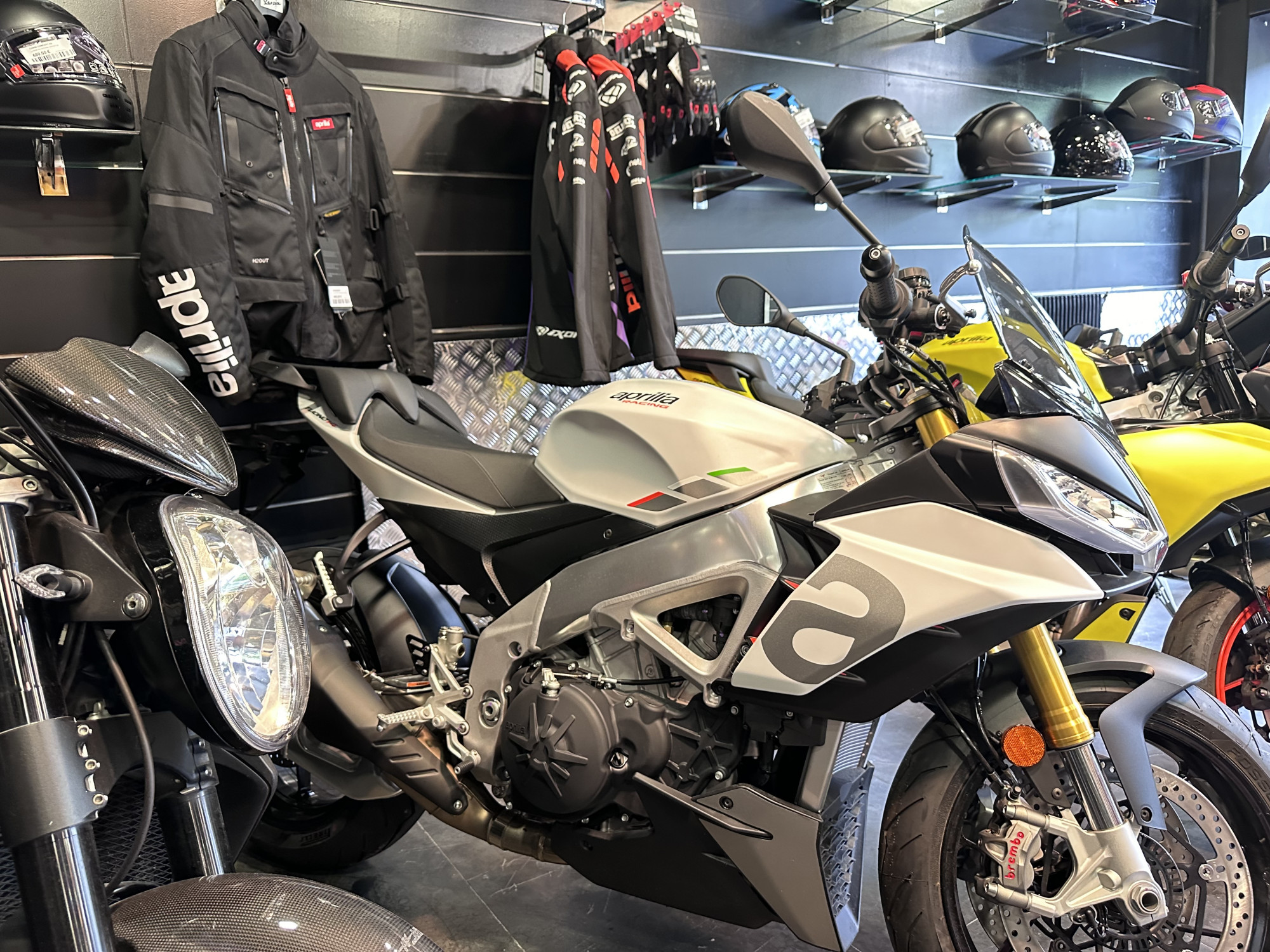 photo de APRILIA TUONO 1100 V4 R 1100 occasion de couleur  en vente à Paris 16 n°1