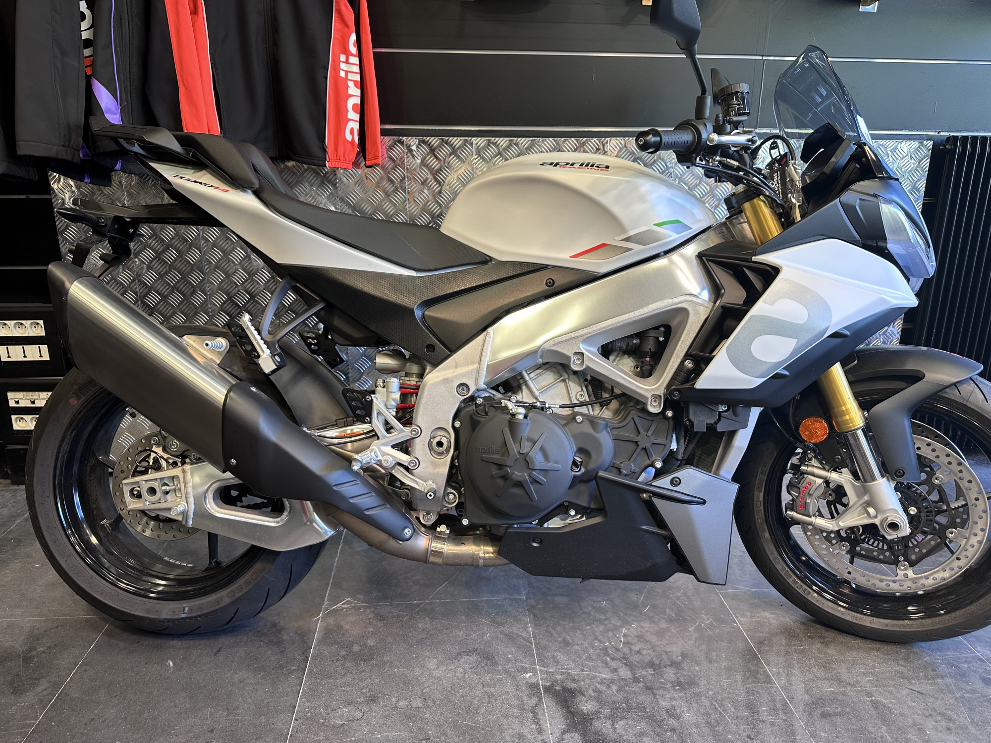 photo de APRILIA TUONO 1100 V4 R 1100 occasion de couleur  en vente à Paris 16 n°2