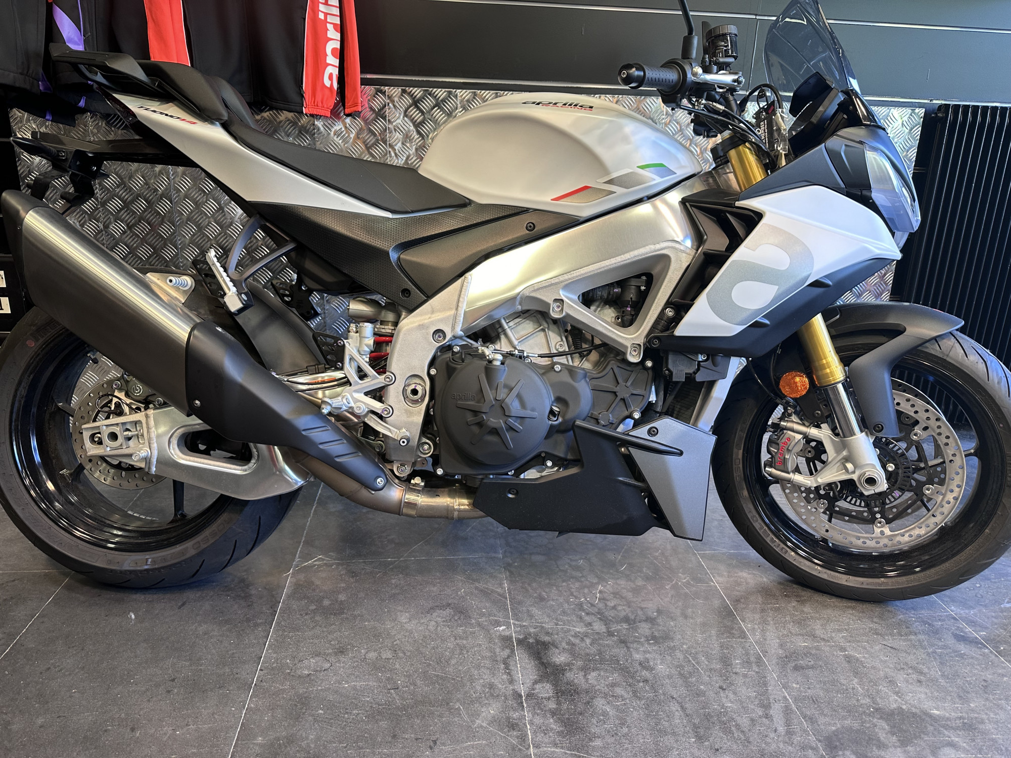 photo de APRILIA TUONO 1100 V4 R 1100 occasion de couleur  en vente à Paris 16 n°3