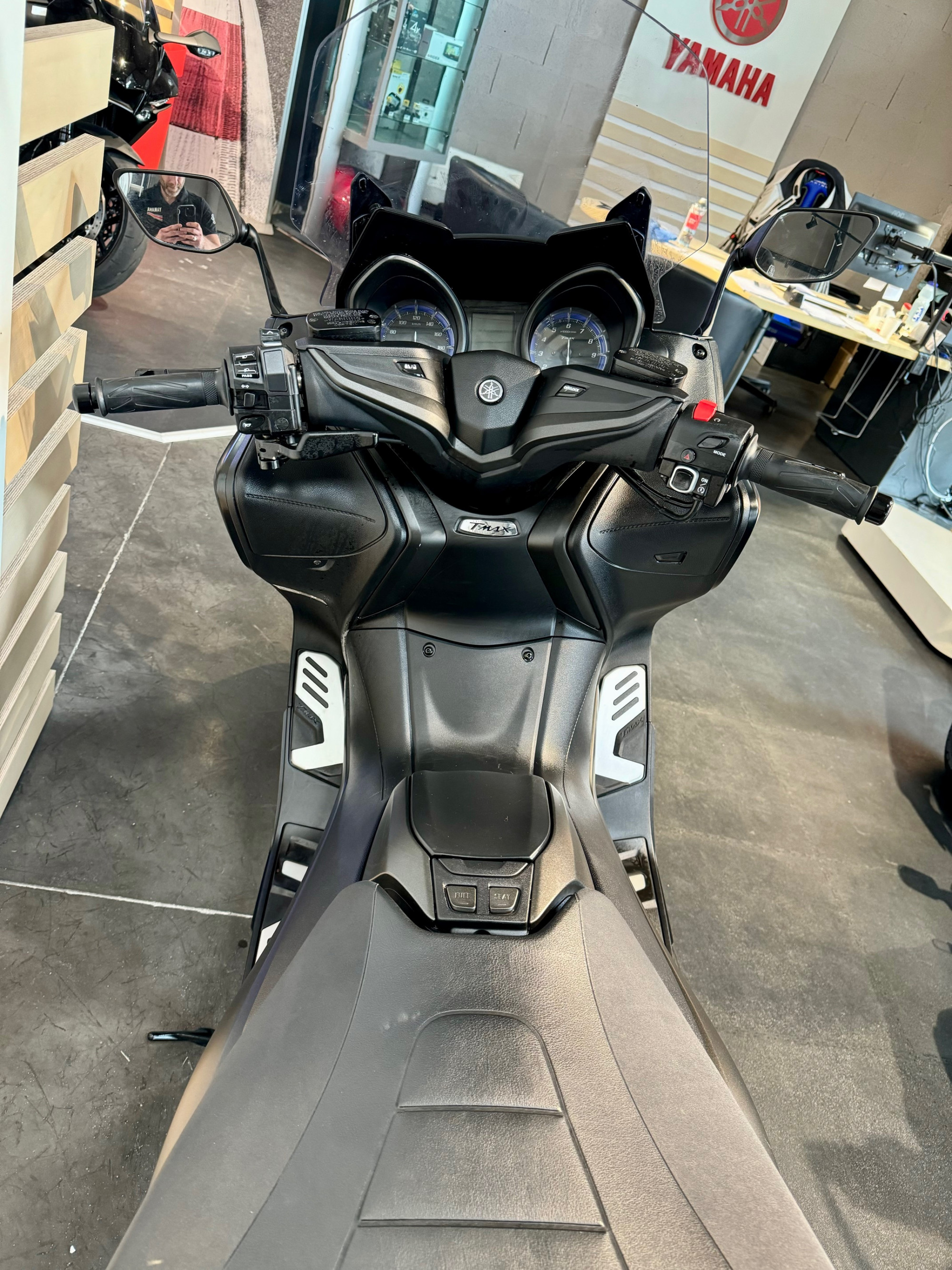 photo de YAMAHA XP T-MAX 560 560 occasion de couleur  en vente à RUY MONTCEAU n°2