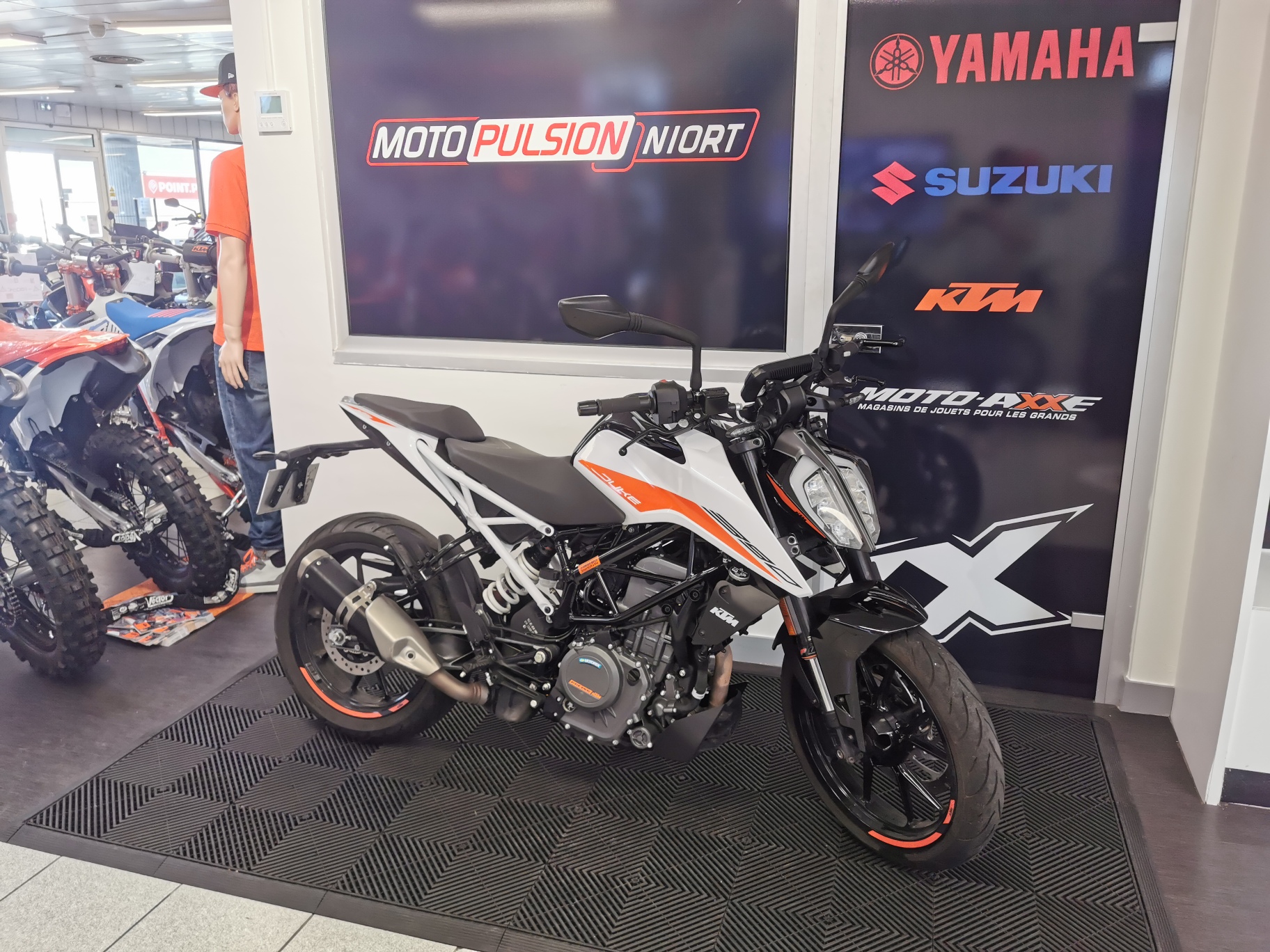 photo de KTM 390 DUKE ABS 390 occasion de couleur  en vente à Niort n°2