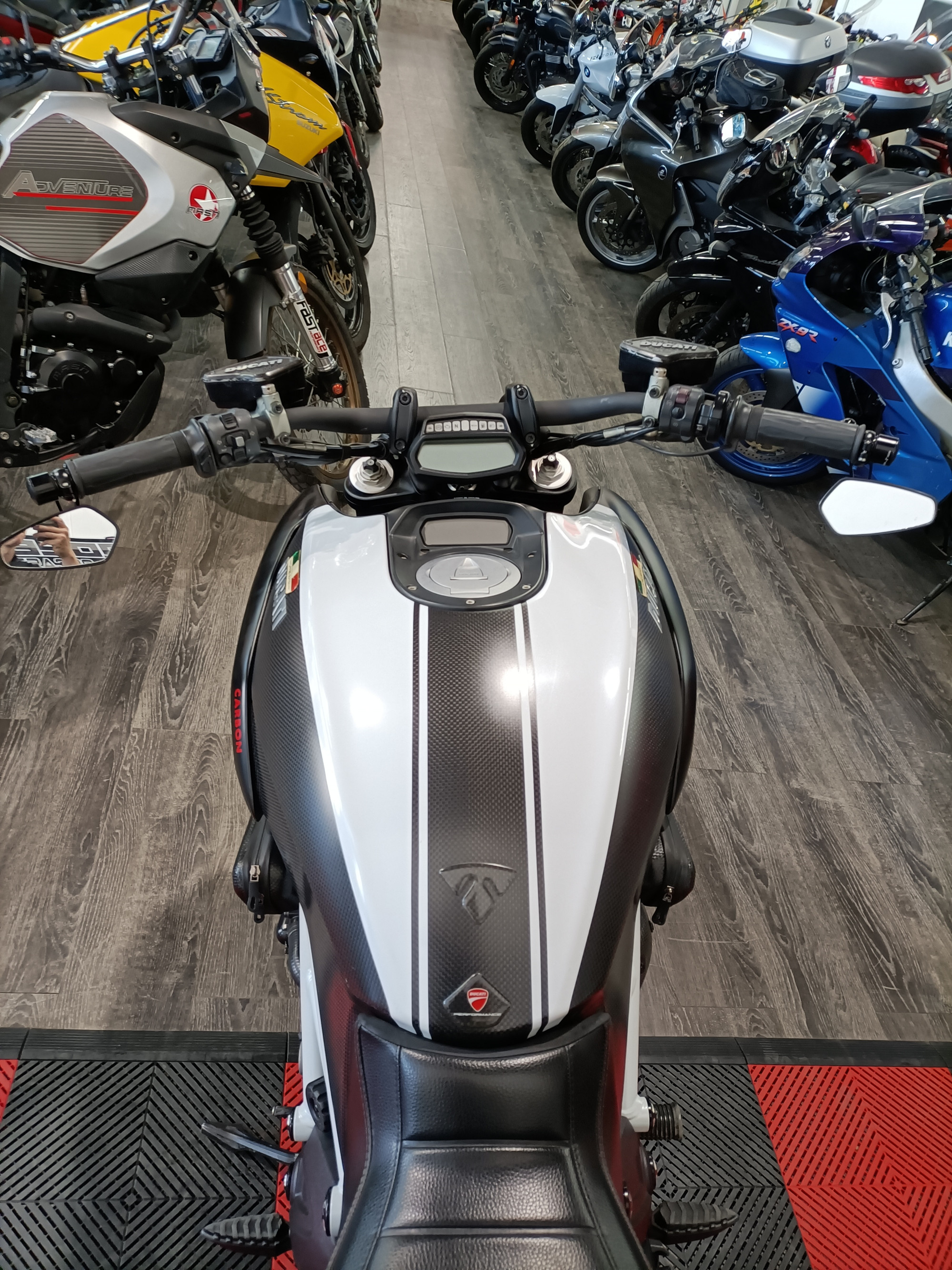 photo de DUCATI DIAVEL CARBON 1200 occasion de couleur  en vente à Nimes n°3