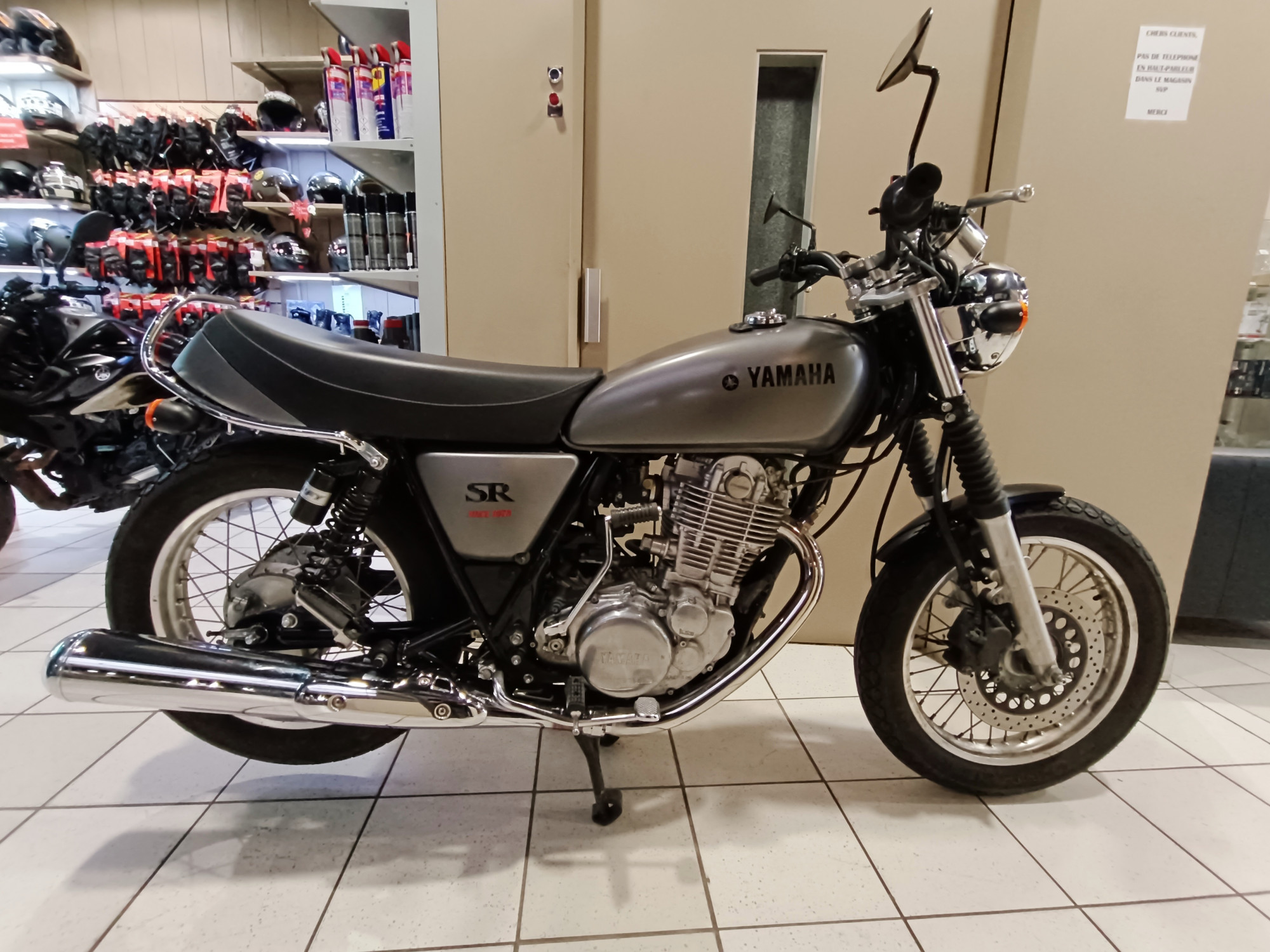 photo de YAMAHA SR 400 400 occasion de couleur  en vente   Paris 02