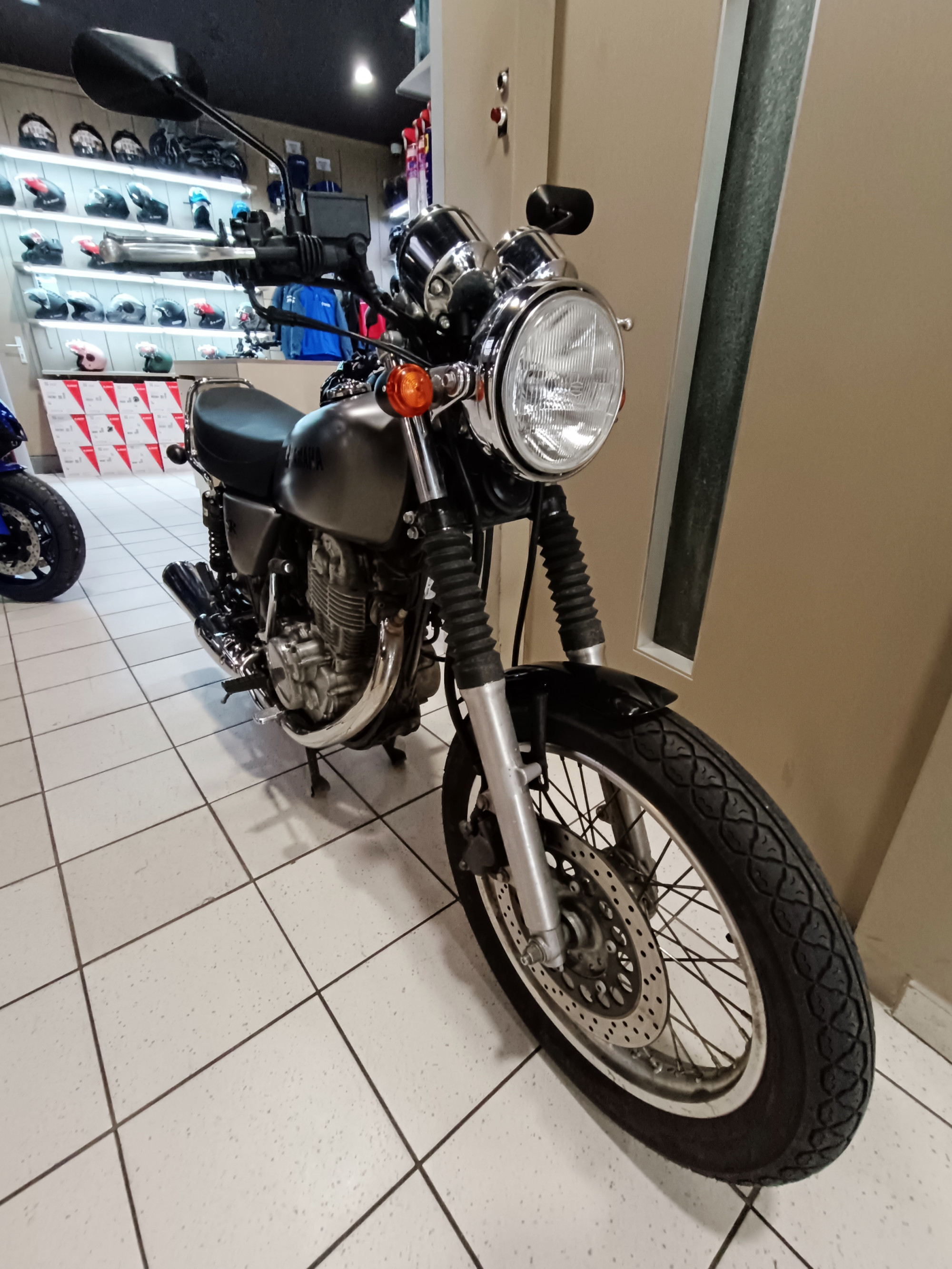 photo de YAMAHA SR 400 400 occasion de couleur  en vente à Paris 02 n°3