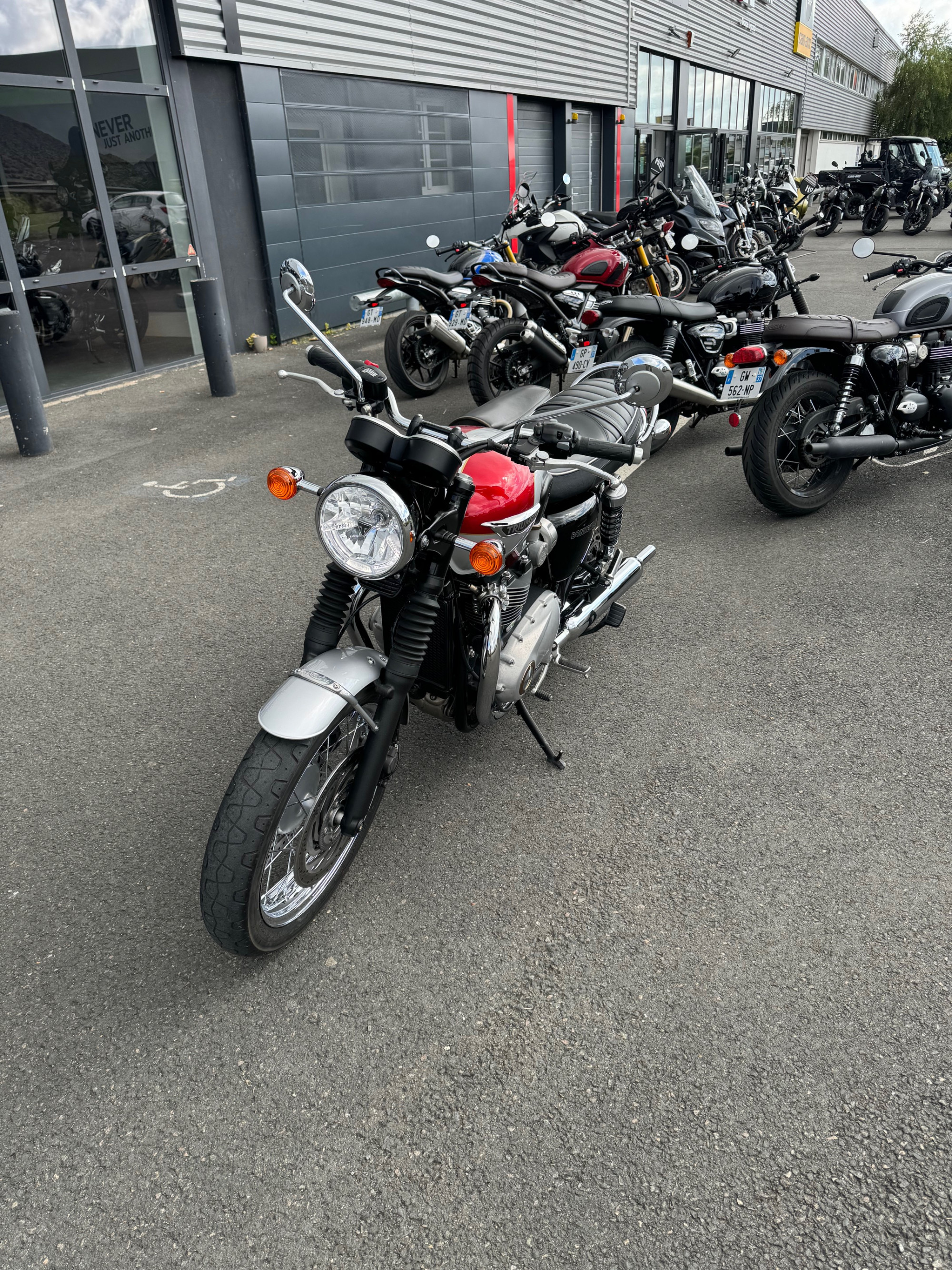 photo de TRIUMPH BONNEVILLE T120 1200 occasion de couleur  en vente à Tours n°3