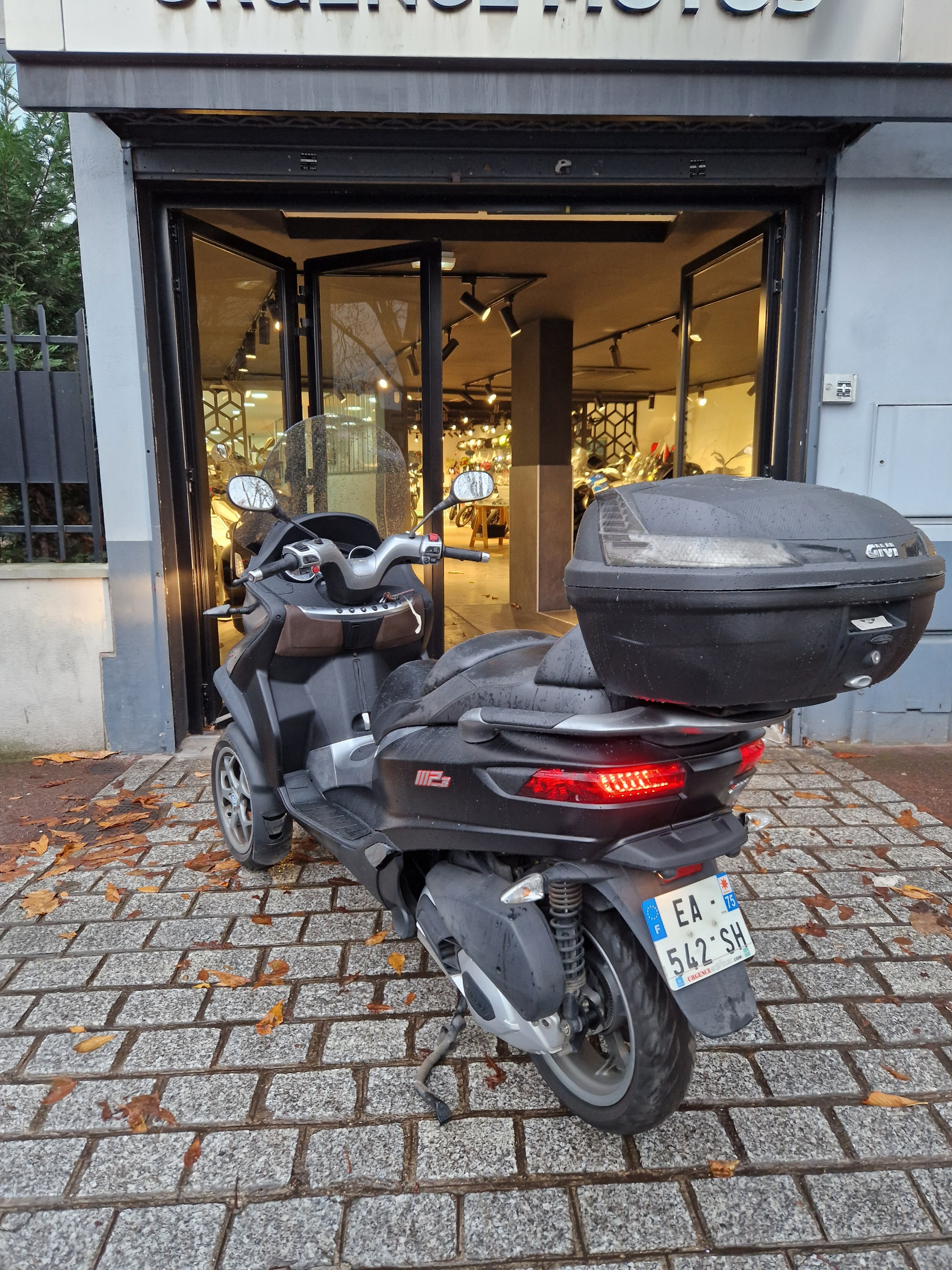 photo de PIAGGIO MP3 300 LT ABS 300 occasion de couleur  en vente à Nanterre n°2