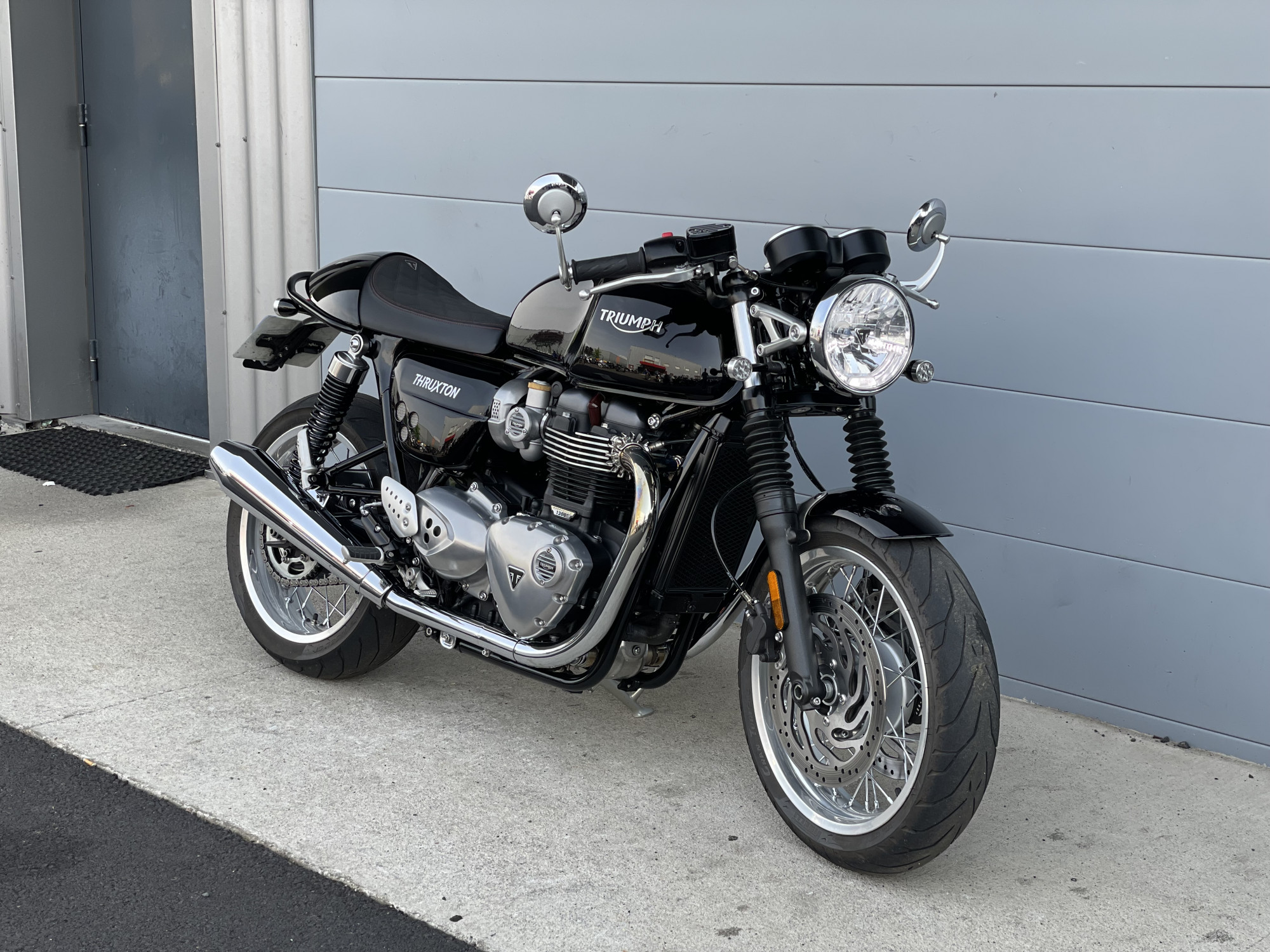 photo de TRIUMPH THRUXTON 1200 1200 occasion de couleur  en vente à Aubiere n°2