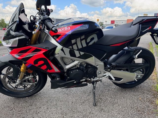 photo de APRILIA TUONO 1100 V4 FACTORY 1100 occasion de couleur  en vente   Vandoeuvre Les Nancy