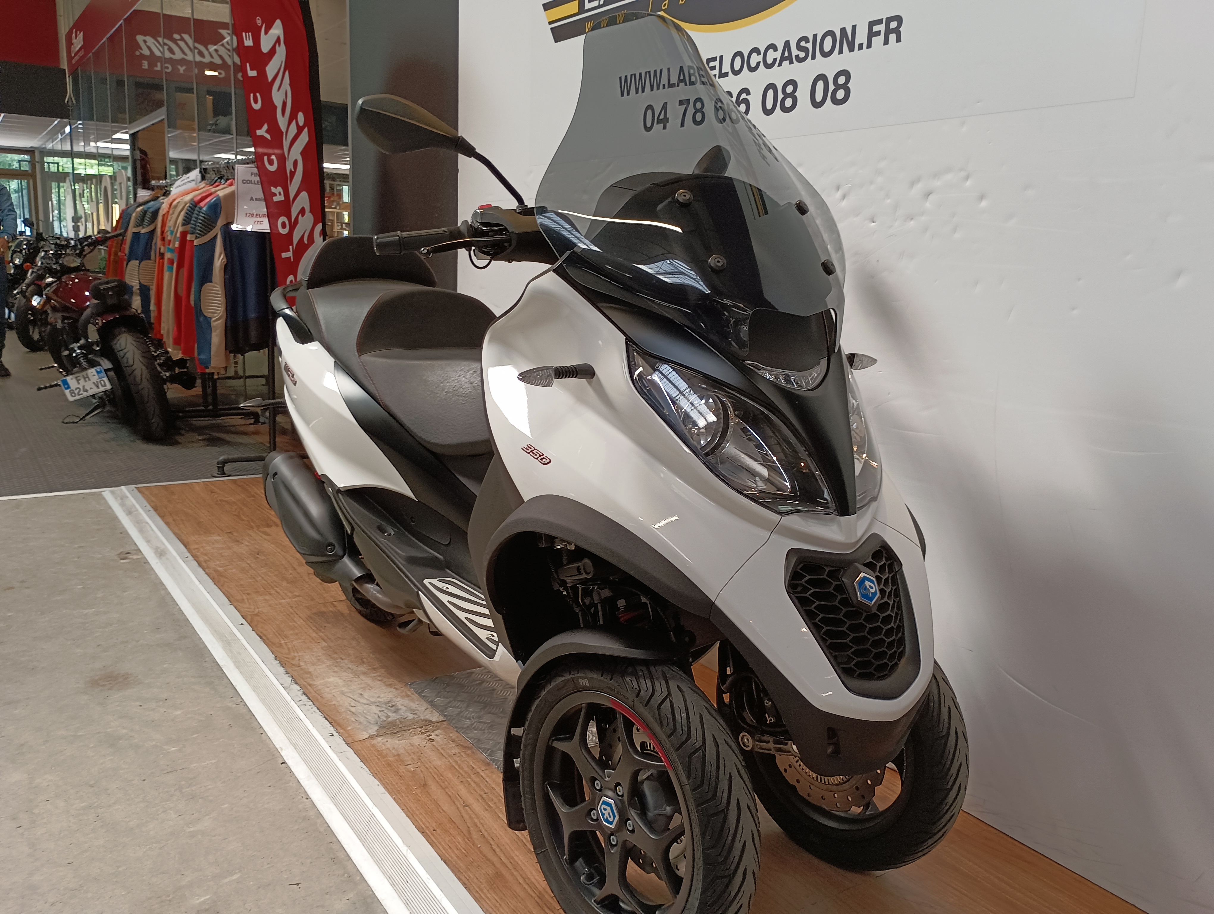 photo de PIAGGIO MP3 350 LT 350 occasion de couleur  en vente à Limonest n°2