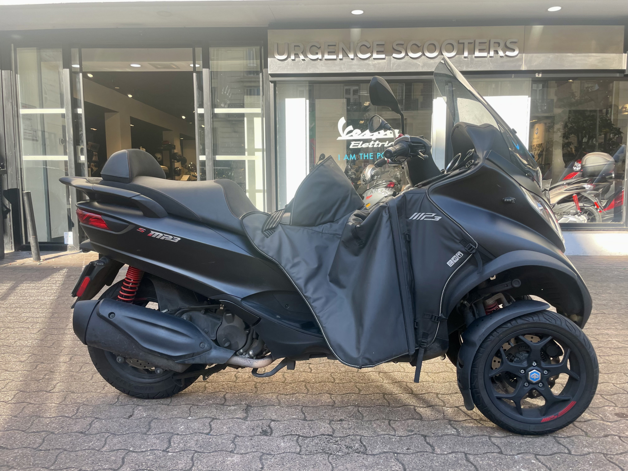 photo de PIAGGIO MP3 350 ABS-ASR 350 occasion de couleur  en vente à Levallois Perret n°3