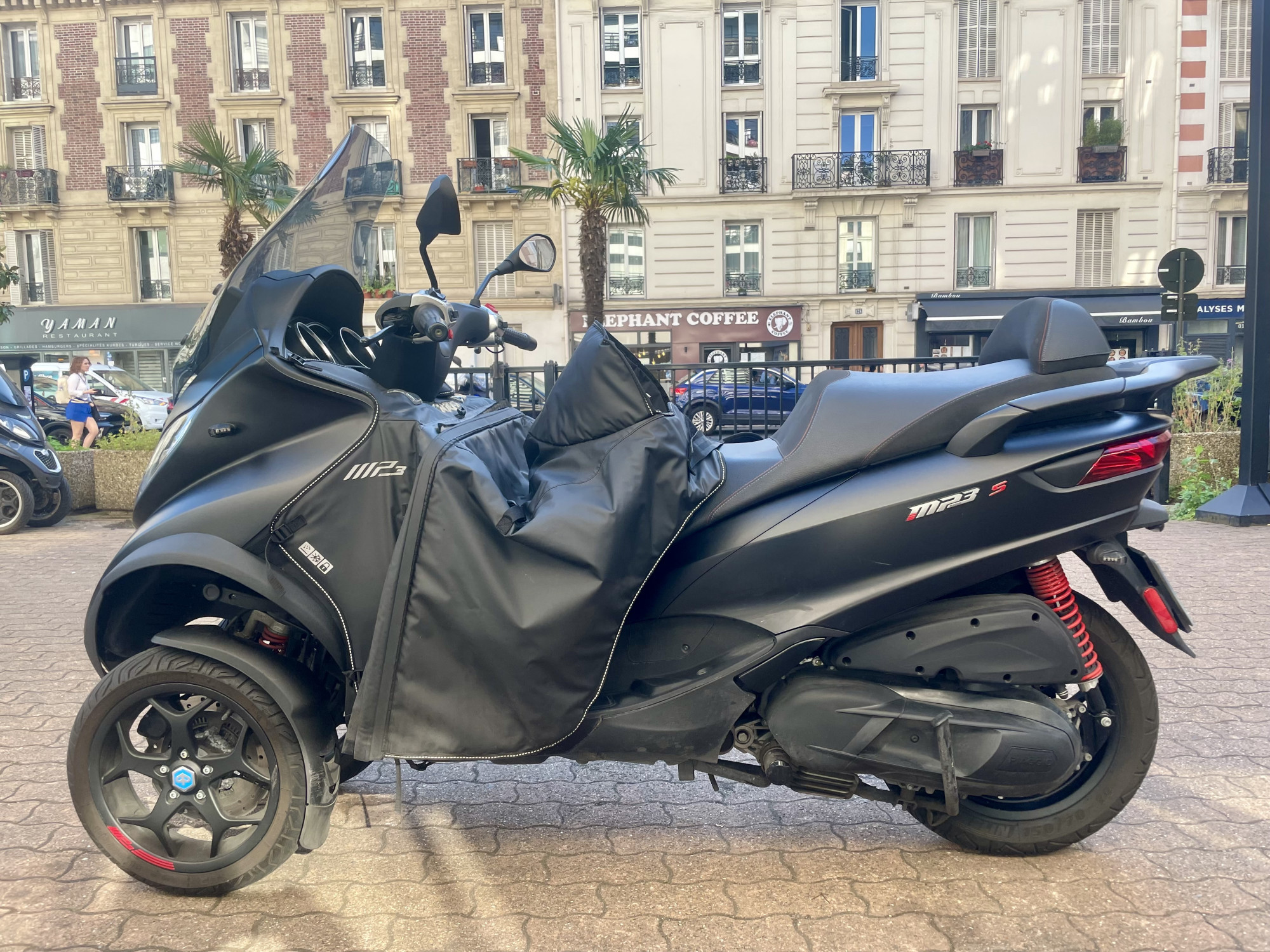 photo de PIAGGIO MP3 350 ABS-ASR 350 occasion de couleur  en vente   Levallois Perret