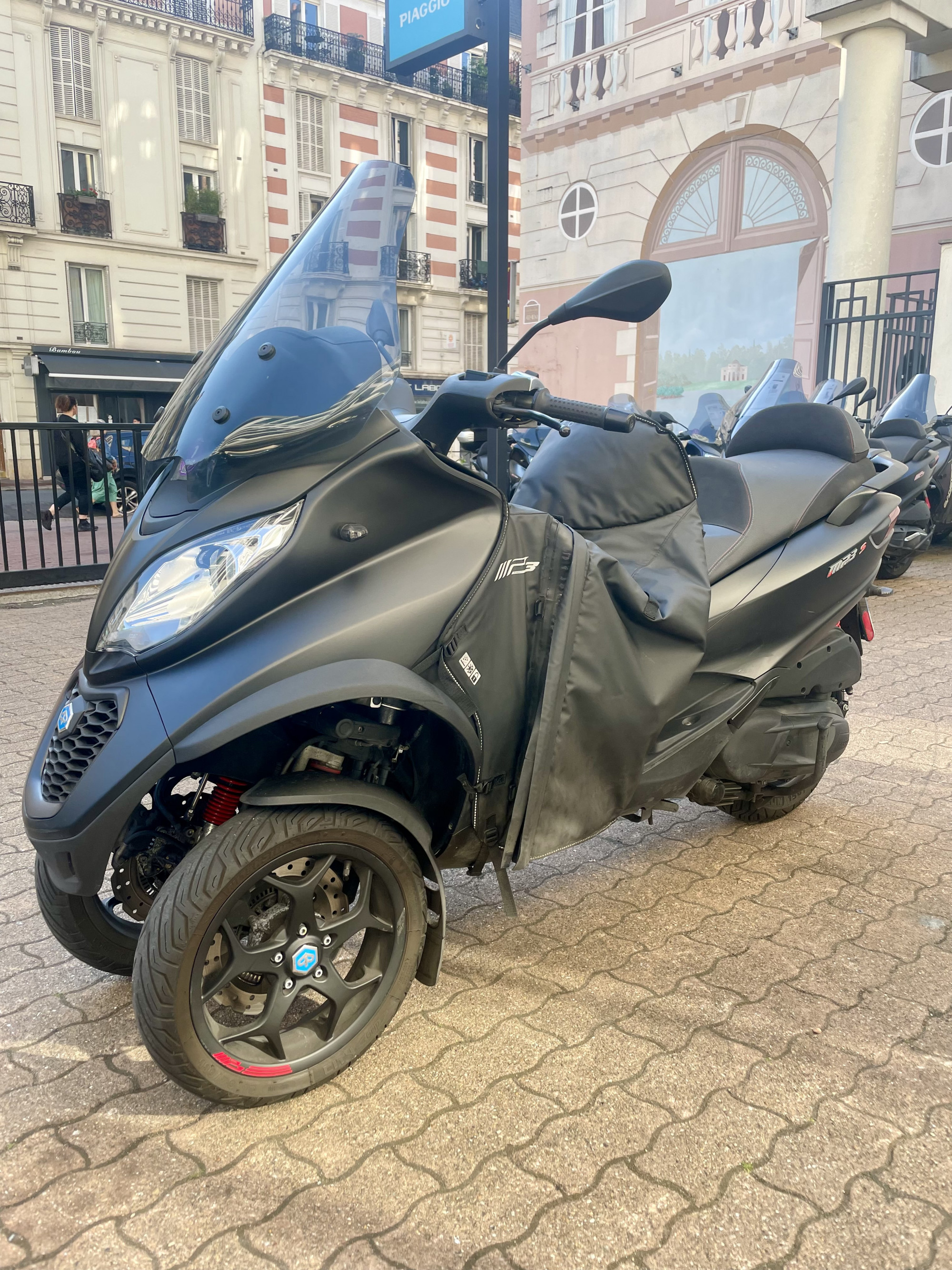 photo de PIAGGIO MP3 350 ABS-ASR 350 occasion de couleur  en vente à Levallois Perret n°2