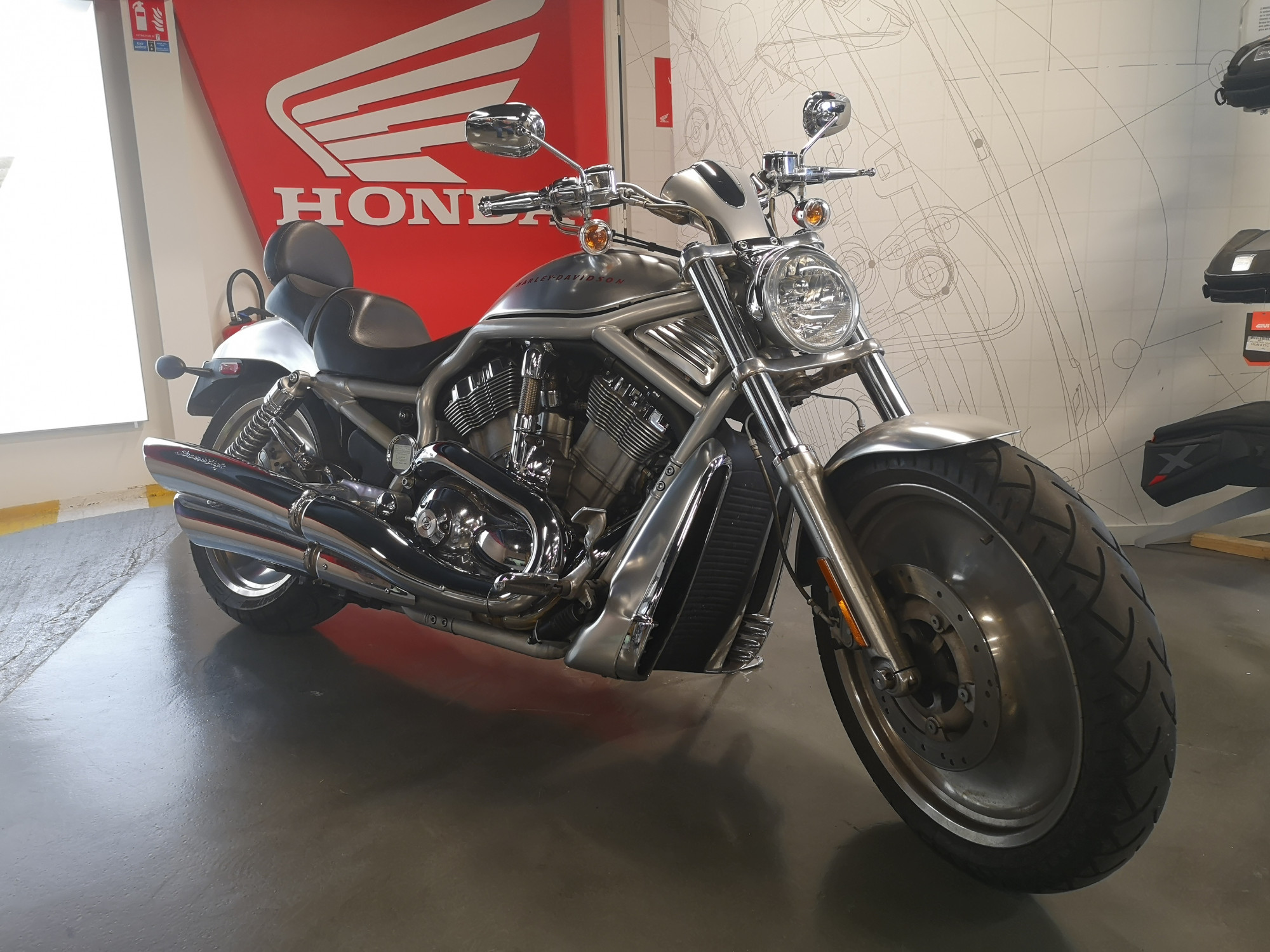 photo de HARLEY DAVIDSON V-ROD 1130 ALUMINIUM 1130 occasion de couleur  en vente à Paris 10 n°3