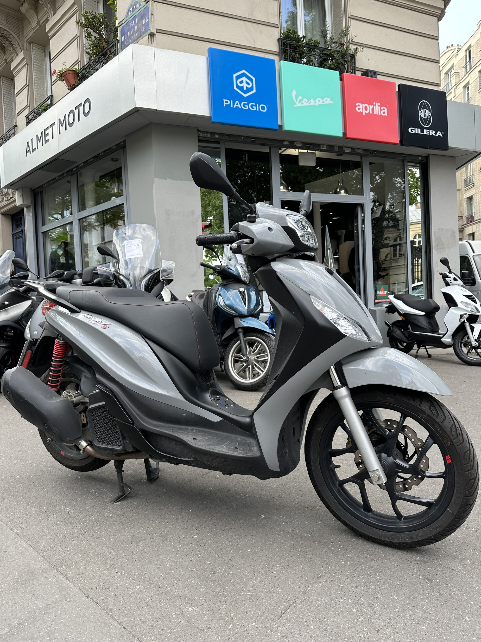 photo de PIAGGIO MEDLEY 125 S 125 occasion de couleur  en vente à Paris 12 n°2