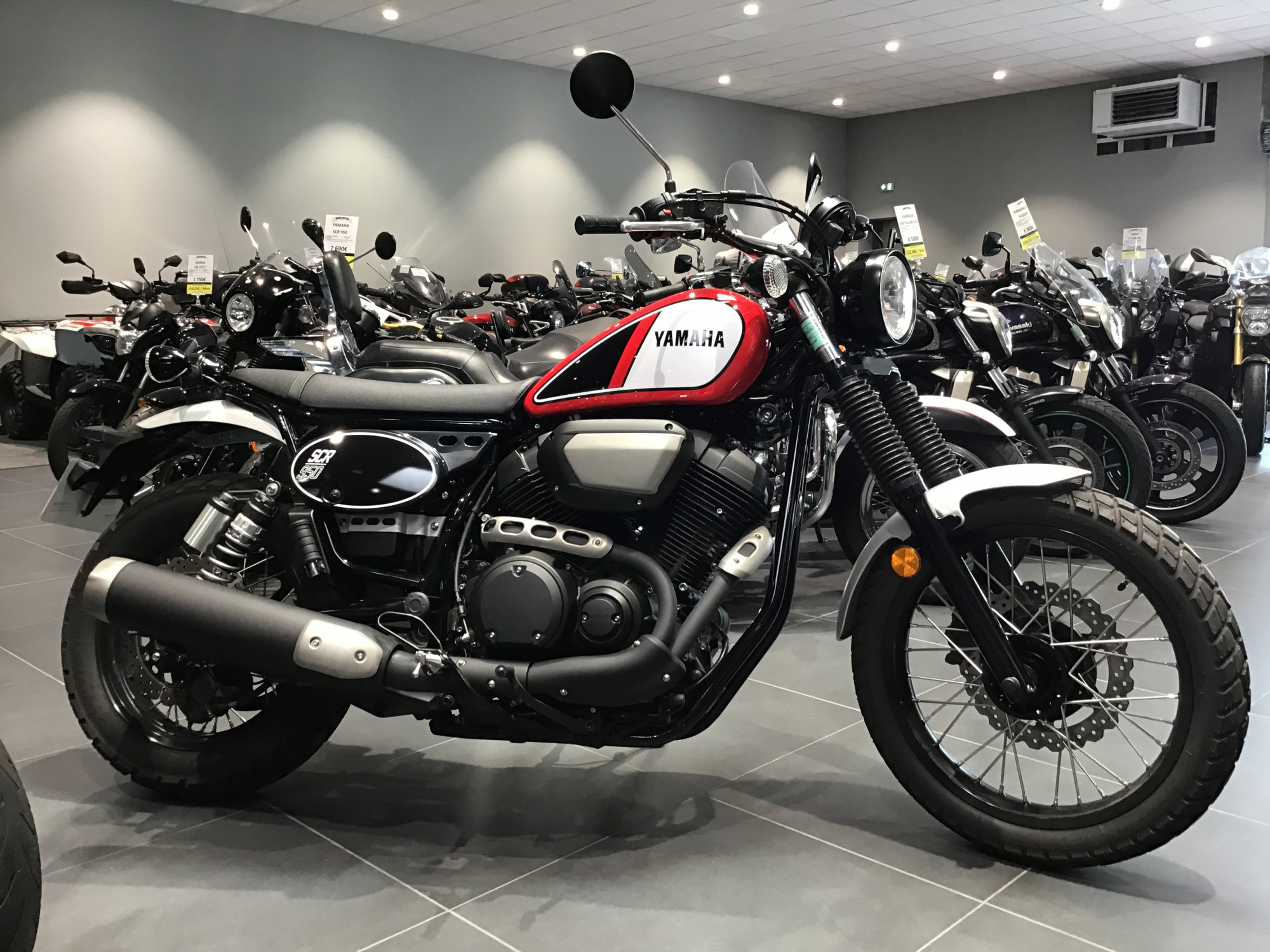 photo de YAMAHA SCR 950 950 occasion de couleur  en vente à Ploeren n°2