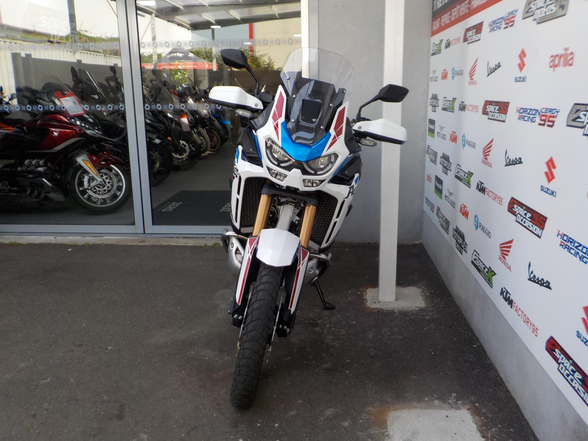 photo de HONDA CRF 1100 AFRICA TWIN DCT ADVENTU 1100 occasion de couleur  en vente à St Ouen L Aumone n°2