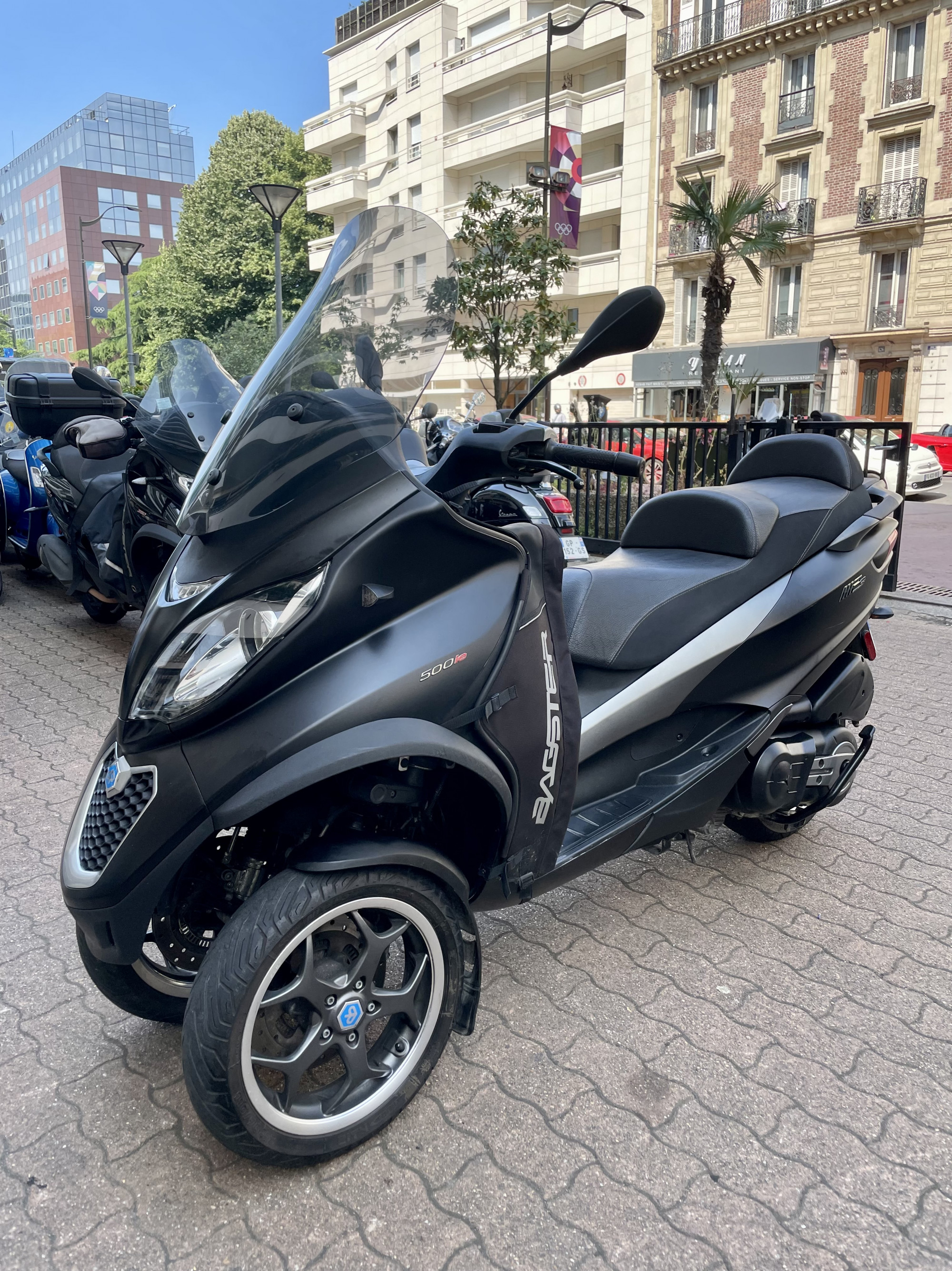 photo de PIAGGIO MP3 500 ABS-ASR 500 occasion de couleur  en vente à Levallois Perret n°1