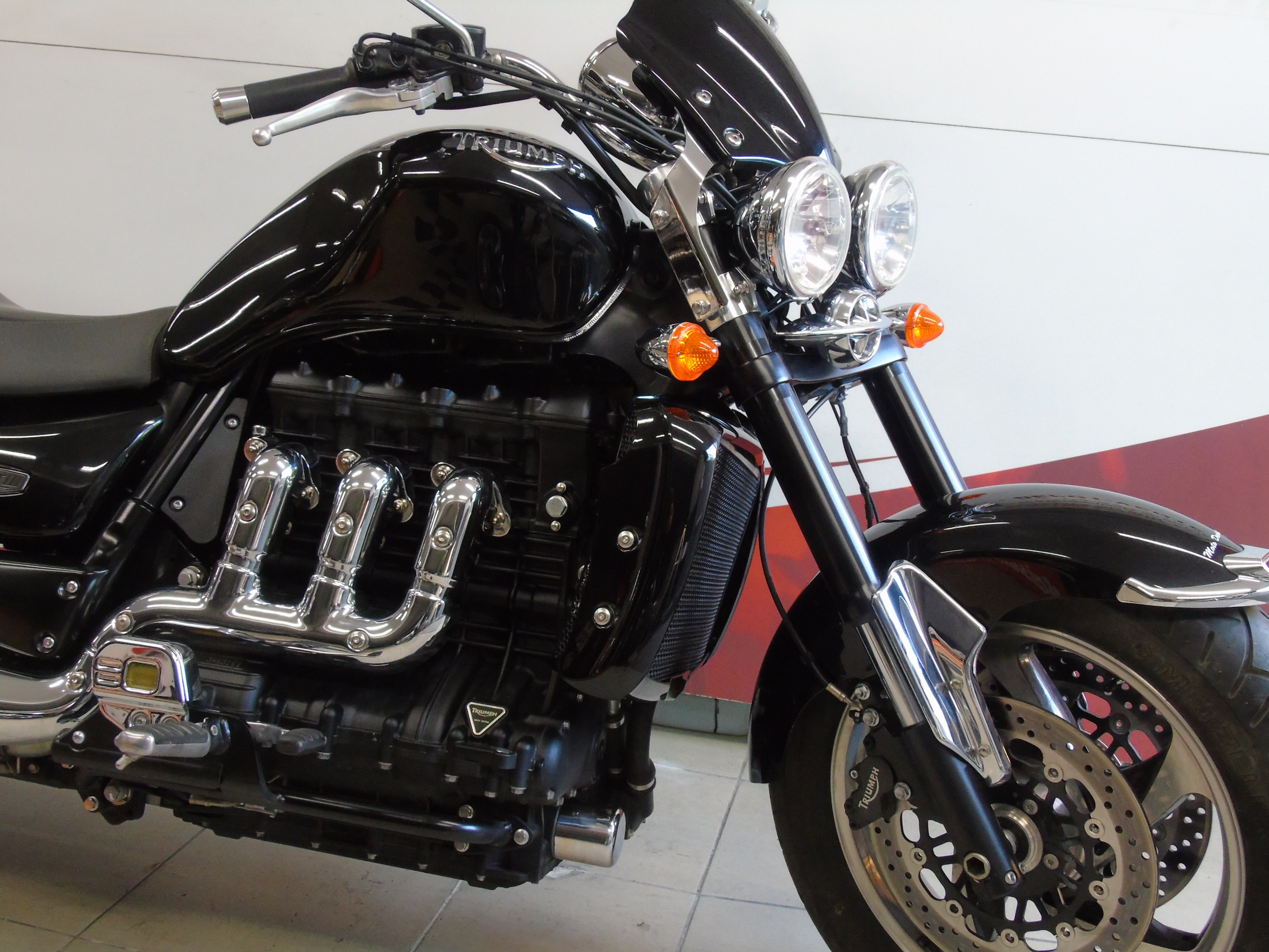 photo de TRIUMPH ROCKET 3 ROADSTER 2300 occasion de couleur  en vente à Mougins n°3