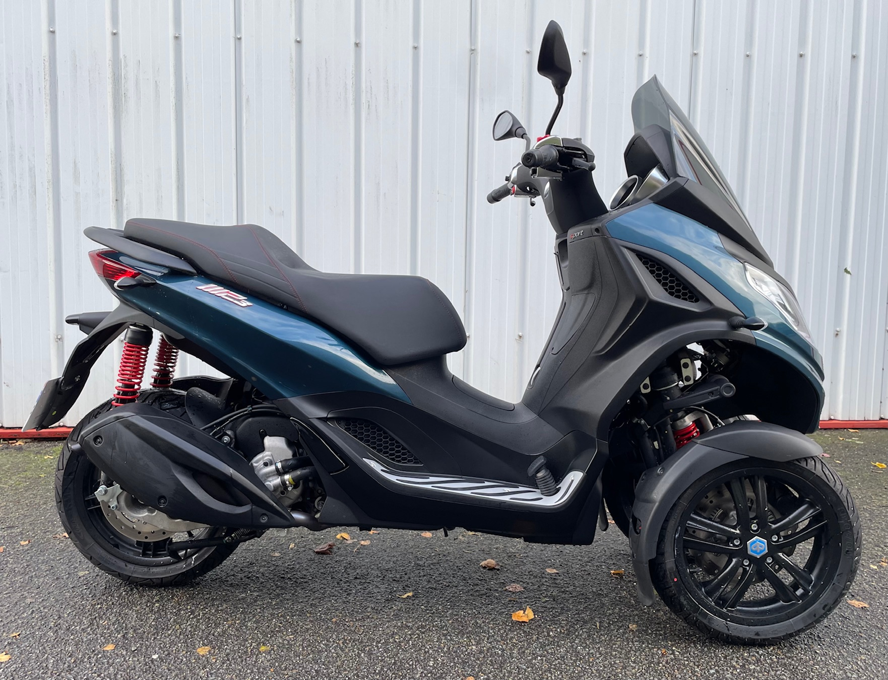 photo de PIAGGIO MP3 300 HPE SPORT ABS ASR 300 occasion de couleur  en vente à Lisieux n°3