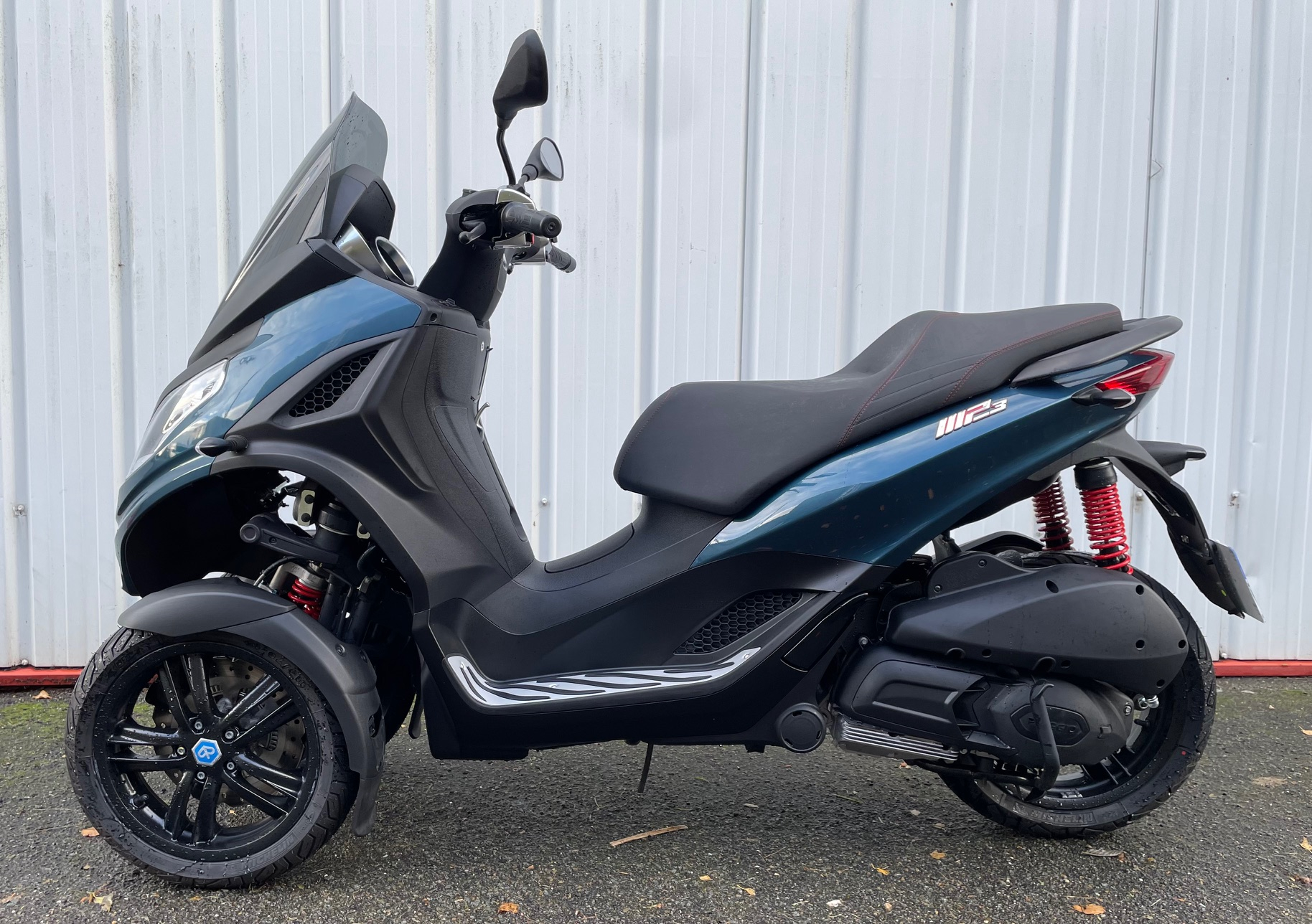 photo de PIAGGIO MP3 300 HPE SPORT ABS ASR 300 occasion de couleur  en vente à Lisieux n°2