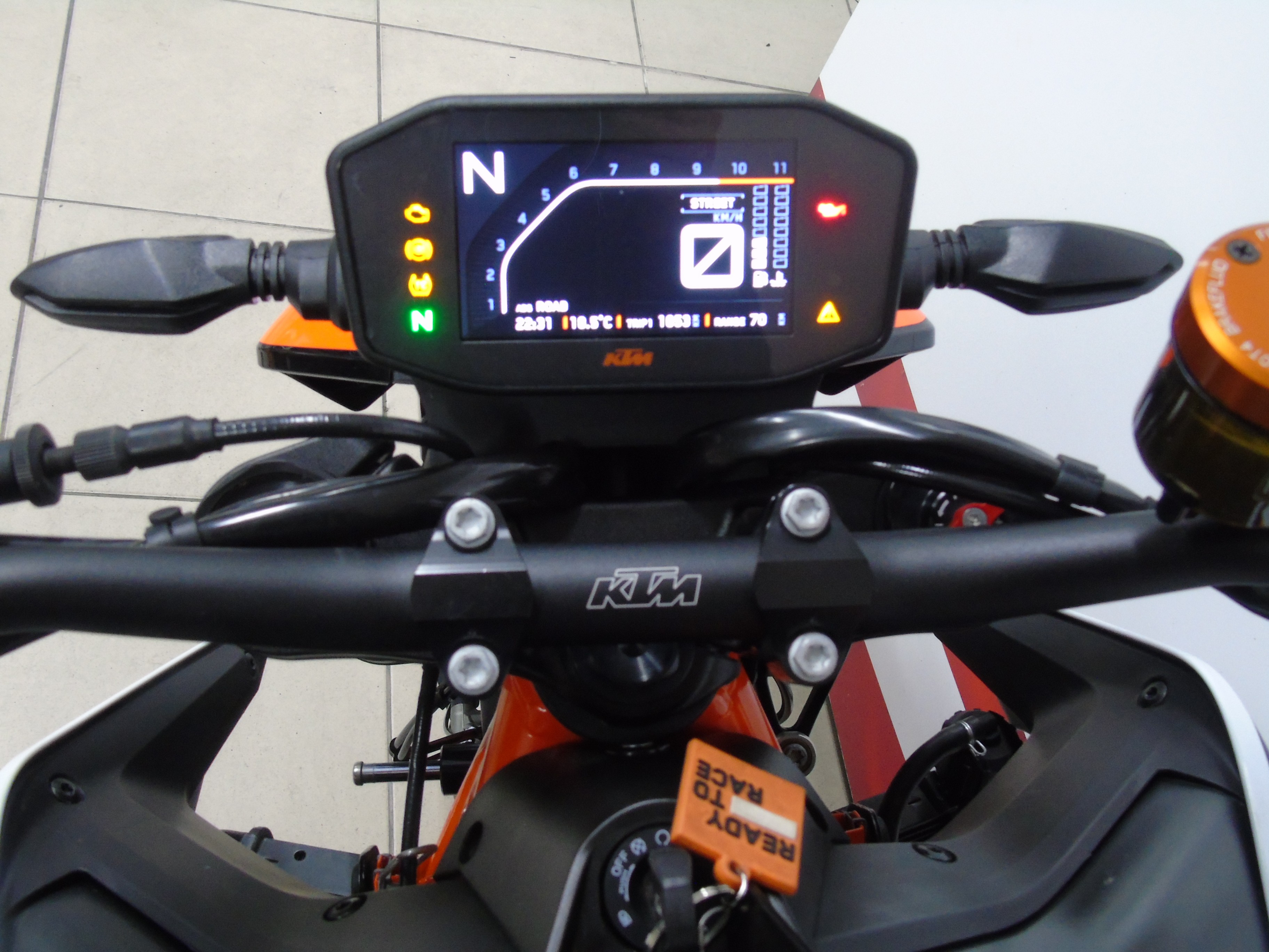 photo de KTM DUKE 890 R 890 occasion de couleur  en vente à Mougins n°2