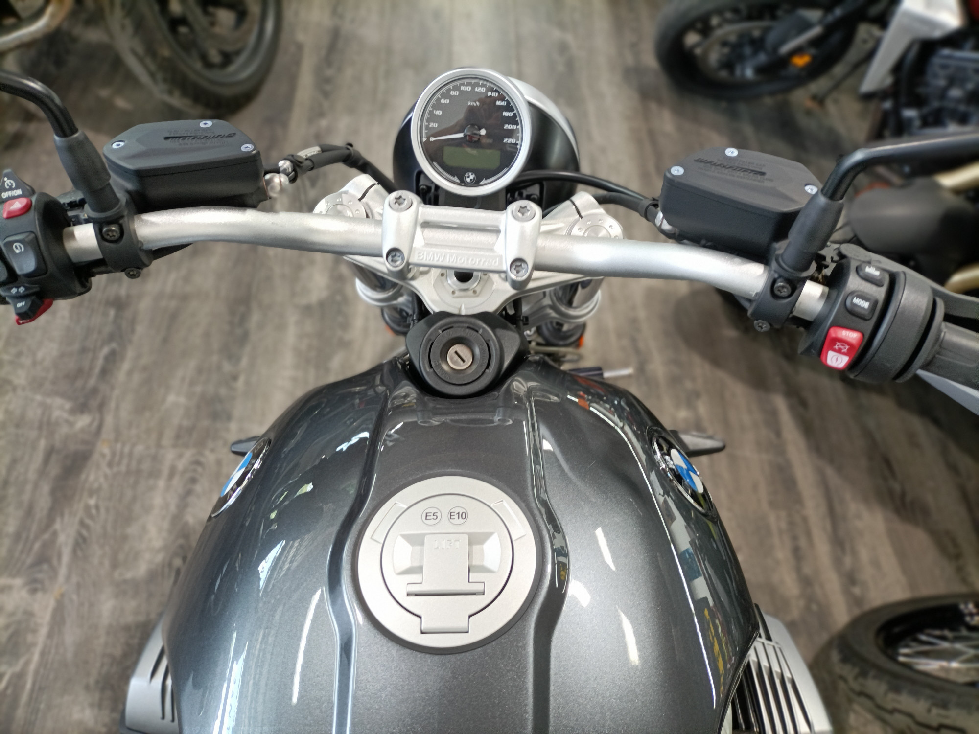 photo de BMW R NINET PURE 1200 occasion de couleur  en vente à Nimes n°3