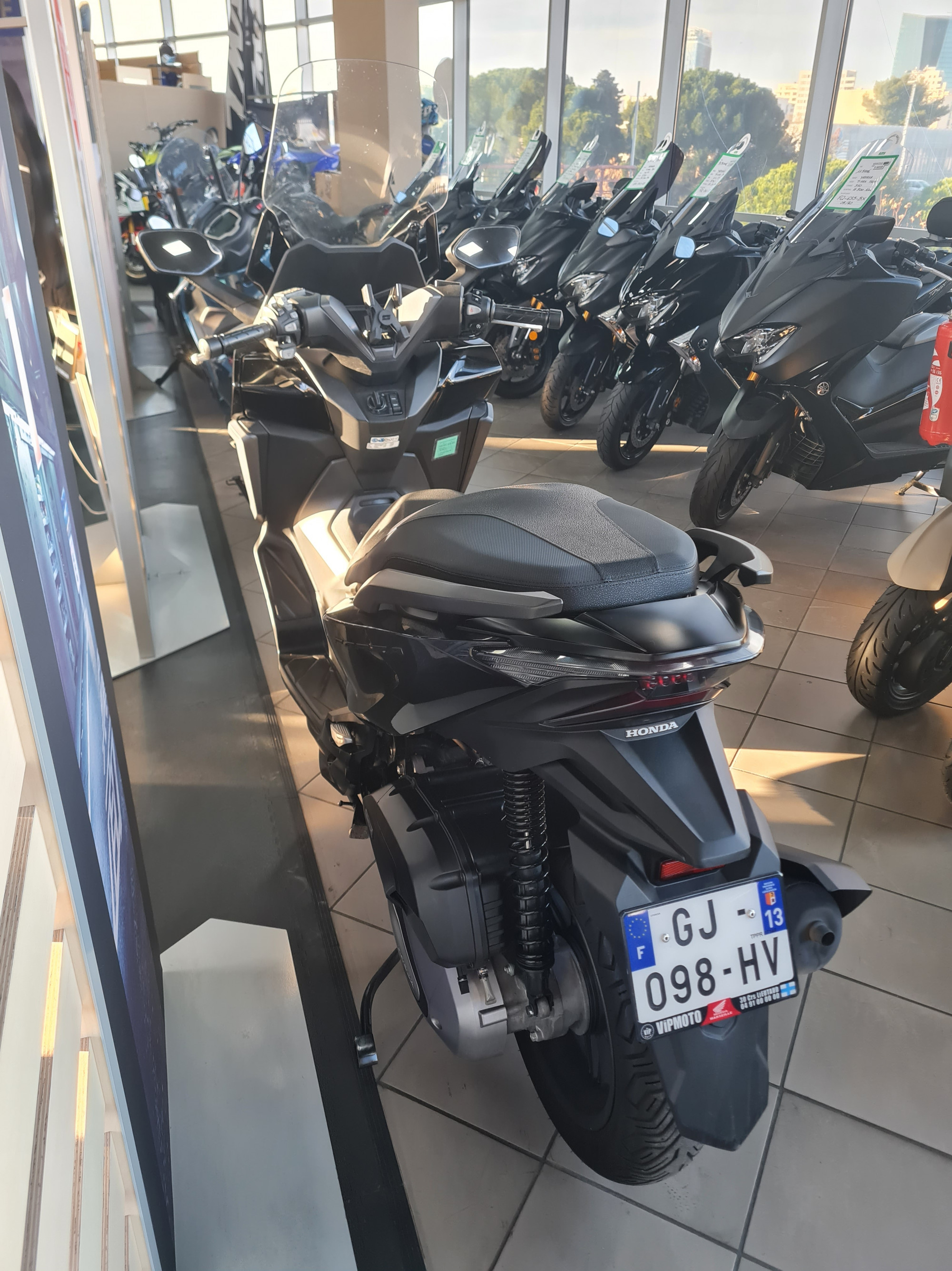 photo de HONDA NSS FORZA 125 125 occasion de couleur  en vente   Marseille 14