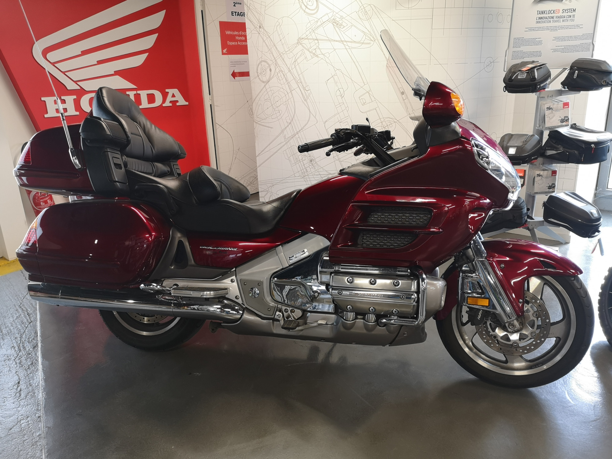 photo de HONDA GL1800 GOLDWING 1800 occasion de couleur  en vente à Paris 10 n°1