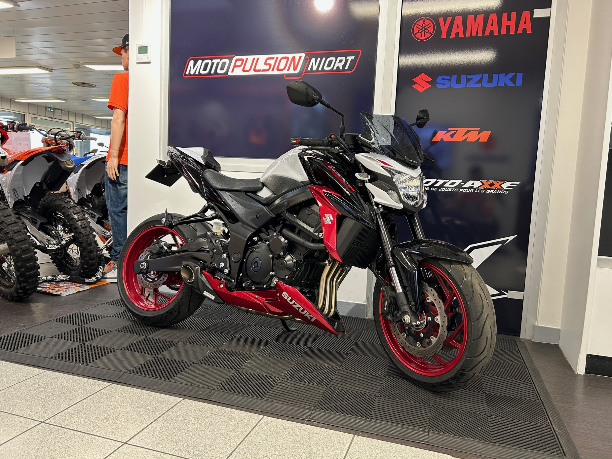 photo de SUZUKI GSX-S 750 750 occasion de couleur  en vente à Niort n°3