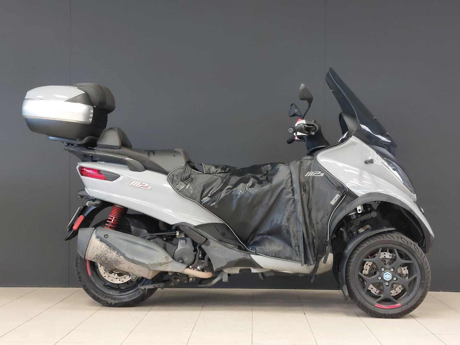 photo de PIAGGIO MP3 350 ABS-ASR 350 occasion de couleur  en vente à Reze n°1