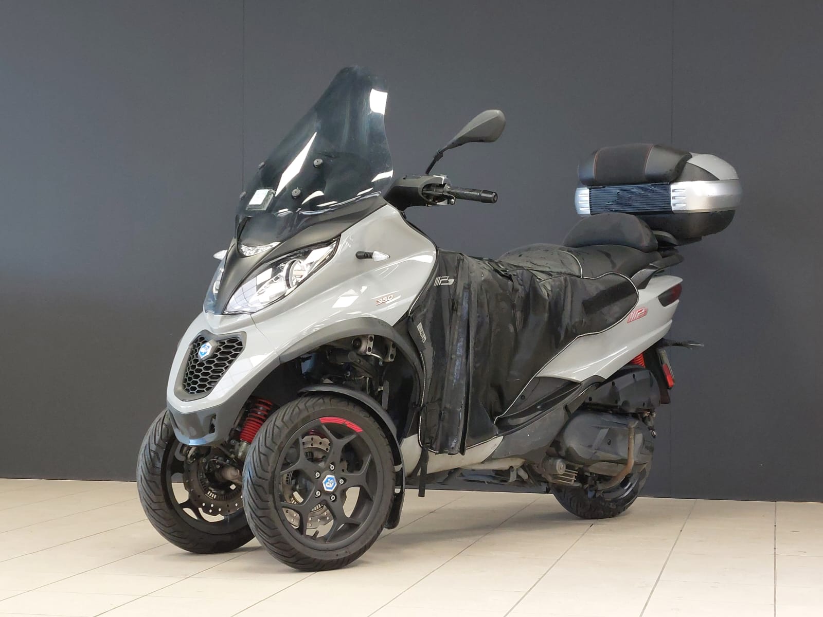 photo de PIAGGIO MP3 350 ABS-ASR 350 occasion de couleur  en vente à Reze n°3