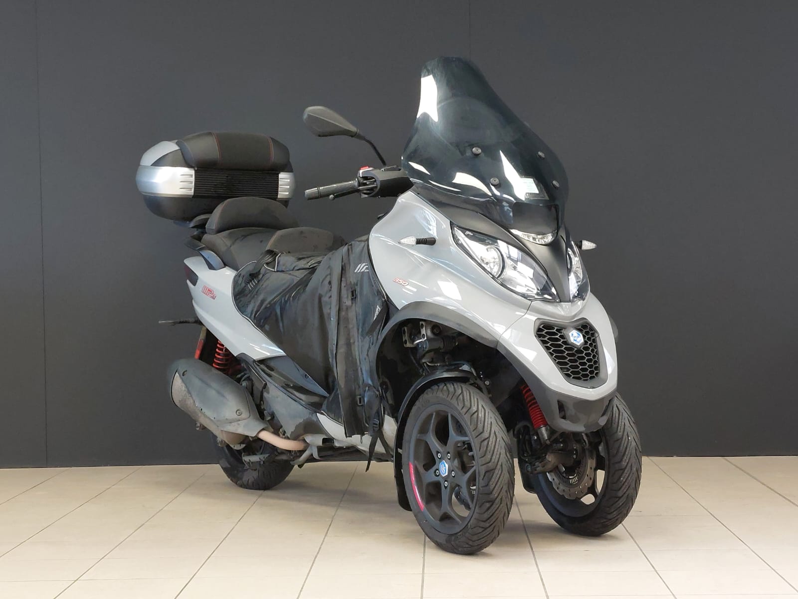 photo de PIAGGIO MP3 350 ABS-ASR 350 occasion de couleur  en vente à Reze n°2