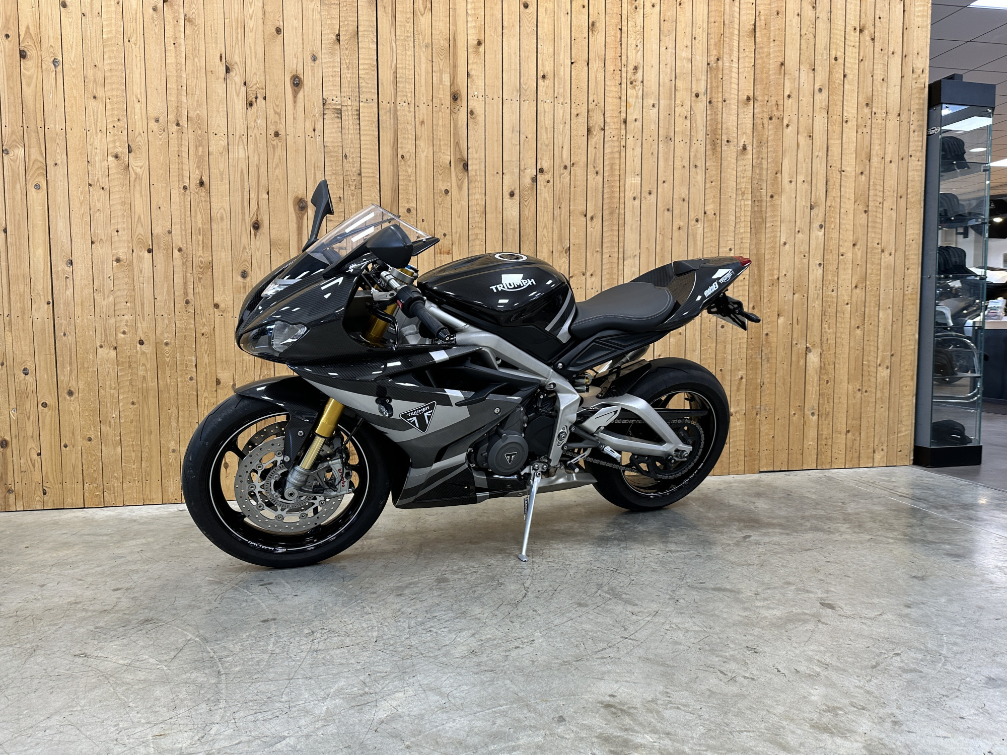 photo de TRIUMPH DAYTONA 765 MOTO 2 765 occasion de couleur  en vente à Valence n°3