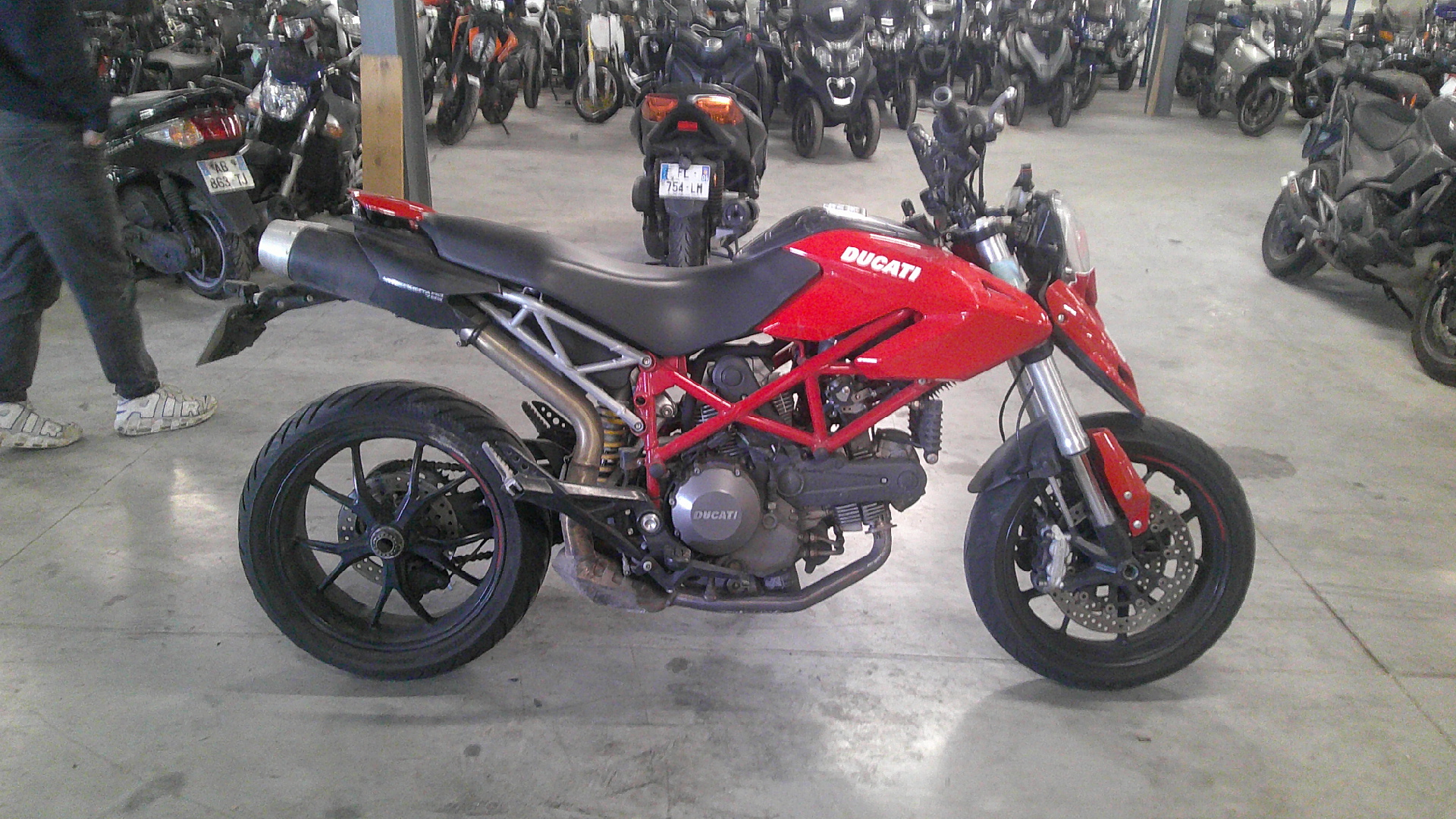 photo de DUCATI HYPERMOTARD 796 occasion de couleur  en vente à Arles n°2