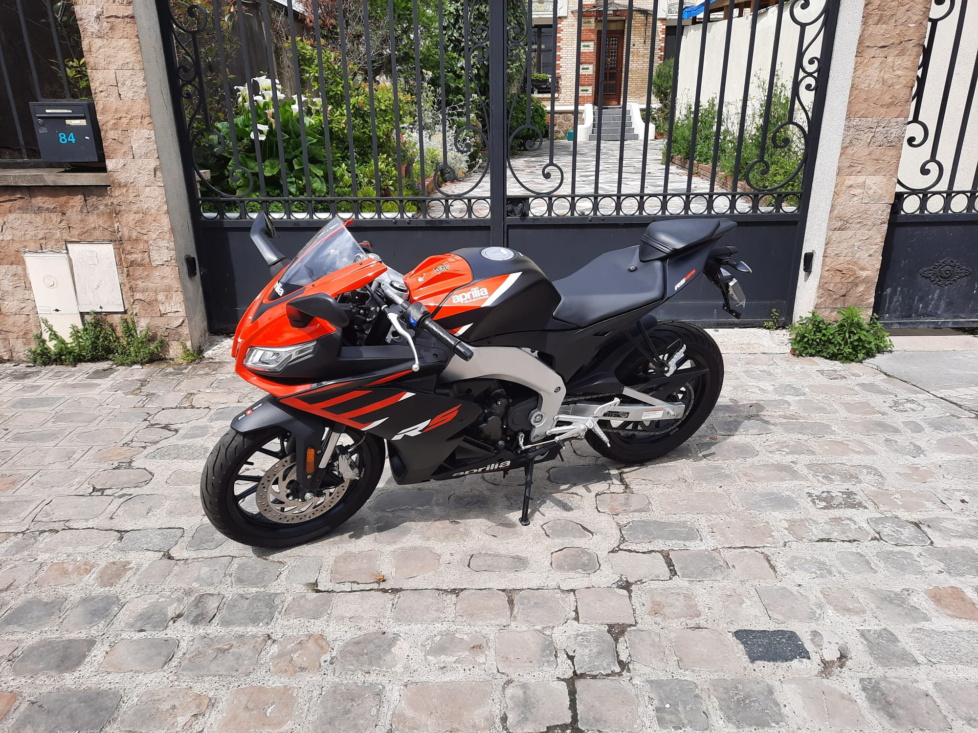 photo de APRILIA RS 125 occasion de couleur  en vente à Issy Les Moulineaux n°2