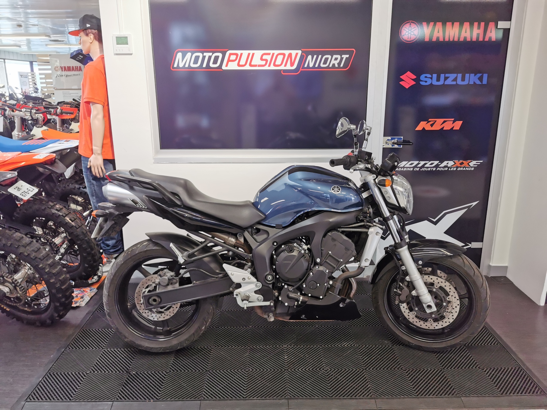 photo de YAMAHA FZ6 (98CV) 600 occasion de couleur  en vente à Niort n°2