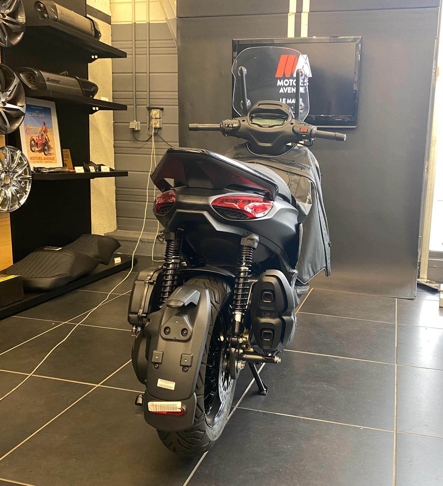 photo de PIAGGIO BEVERLY 400 400 occasion de couleur  en vente   Le Mans