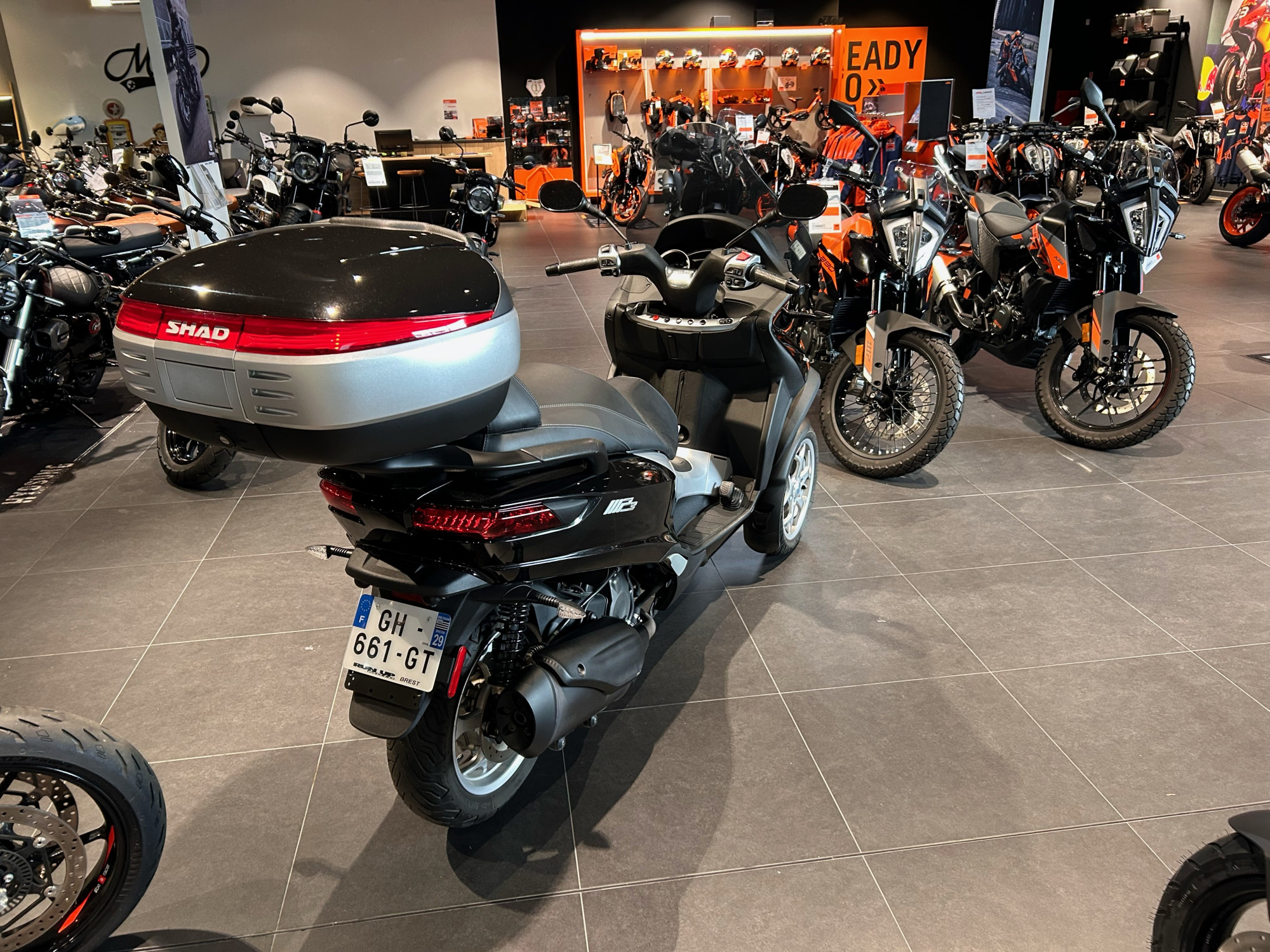 photo de PIAGGIO MP3 400 occasion de couleur  en vente à Lorient n°2