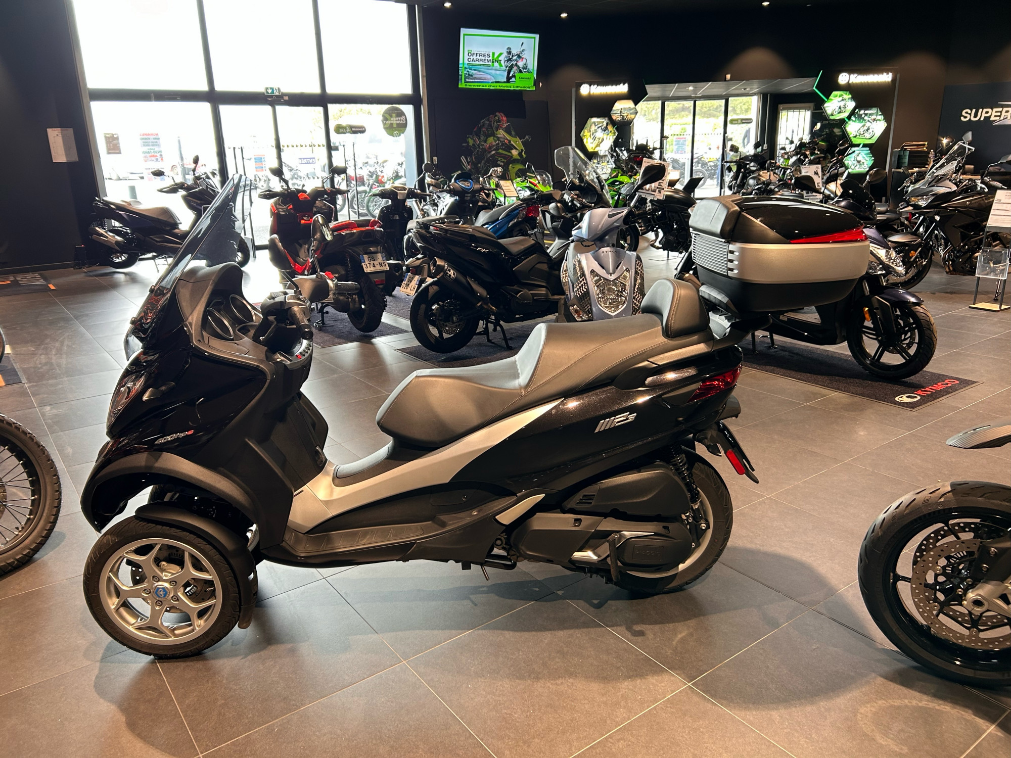 photo de PIAGGIO MP3 400 occasion de couleur  en vente à Lorient n°3