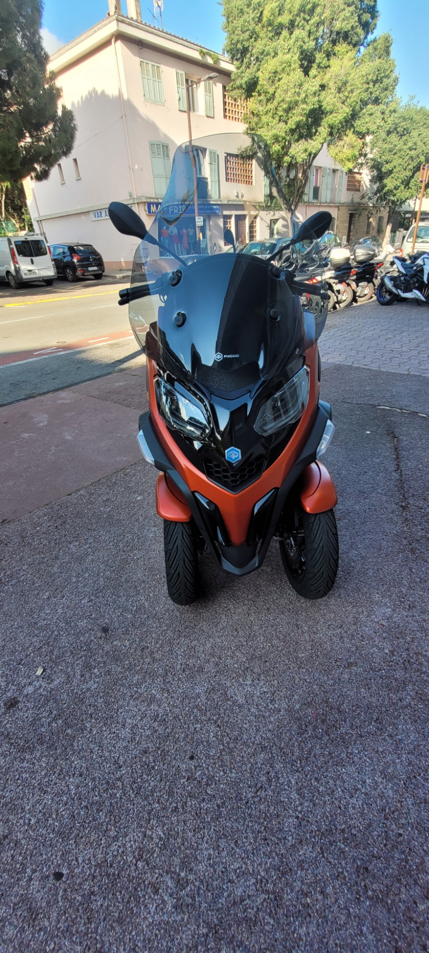 photo de PIAGGIO MP3 400 HPE SPORT ABS ASR 400 occasion de couleur  en vente à Frejus n°2