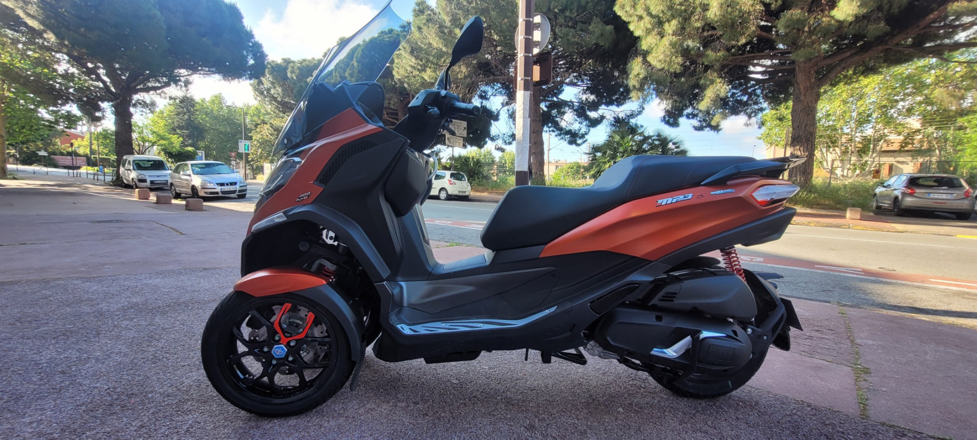 photo de PIAGGIO MP3 400 HPE SPORT ABS ASR 400 occasion de couleur  en vente à Frejus n°3