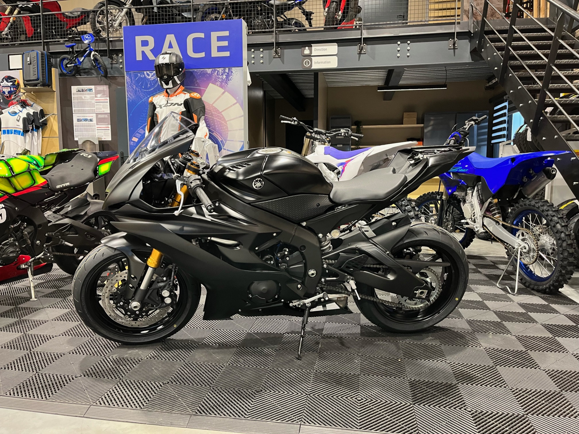 photo de YAMAHA YZF-R6 RACE 600 occasion de couleur  en vente à St Thuriau n°3