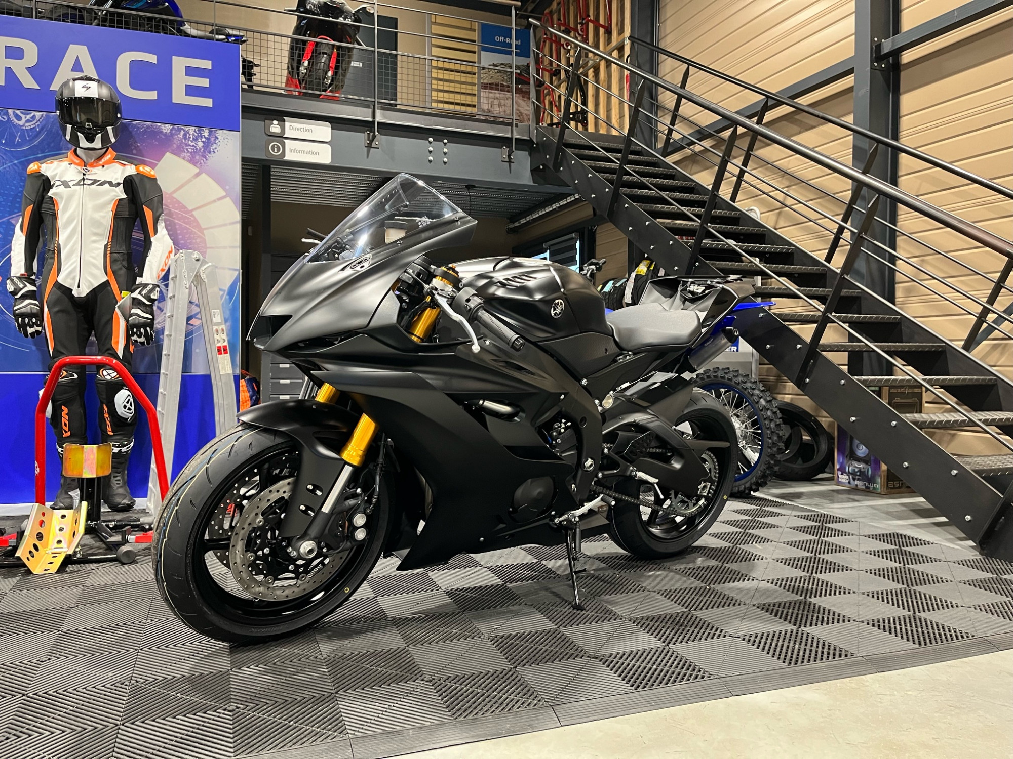 photo de YAMAHA YZF-R6 RACE 600 occasion de couleur  en vente à St Thuriau n°2